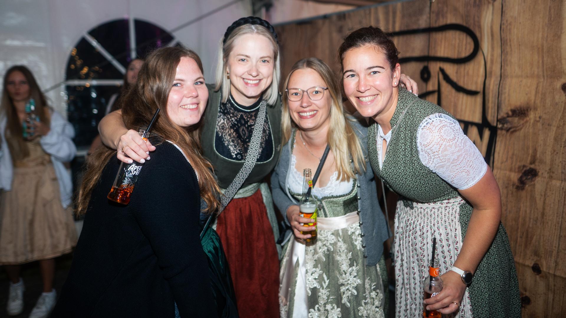 Die Quertreiber rocken am Samstagabend das Festzelt bei der Kirwa in Wernberg.  (Bild: Hannes Stock)