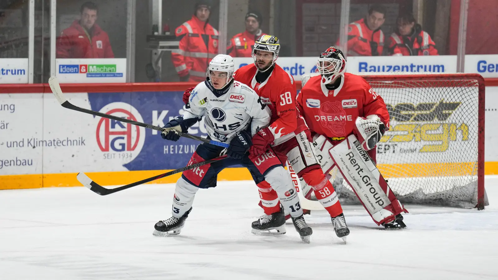Für Constantin Vogt und die Blue Devils Weiden gab es am Sonntag kein Vorbeikommen am überragenden Nauheimer Goalie „Jerry” Kuhn (rechts). (Bild: A. Chuc)