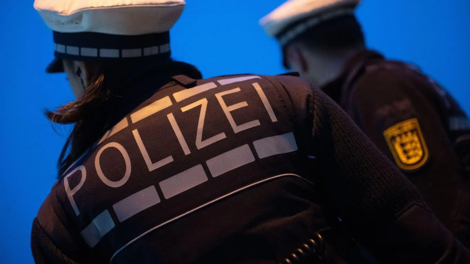 Weil ein frühmorgendlicher Streit in einer Weidener Tankstelle eskalierte, ermittelt nun die Polizei. (Symbolbild: Marijan Murat/dpa/Symbolbild)