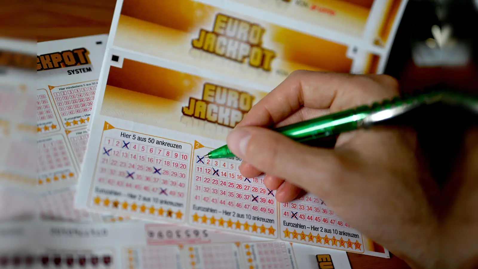 10 Millionen Euro aus dem Eurojackpot gehen an einen Mann aus Unterfranken. (Symbolbild: Monika Skolimowska/dpa)