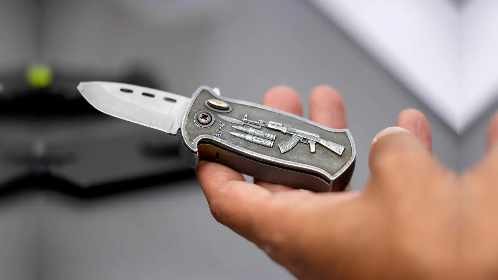 Springmesser sind in Deutschland verbotenen Waffen.  (Symbolbild: Thomas Banneyer/dpa)
