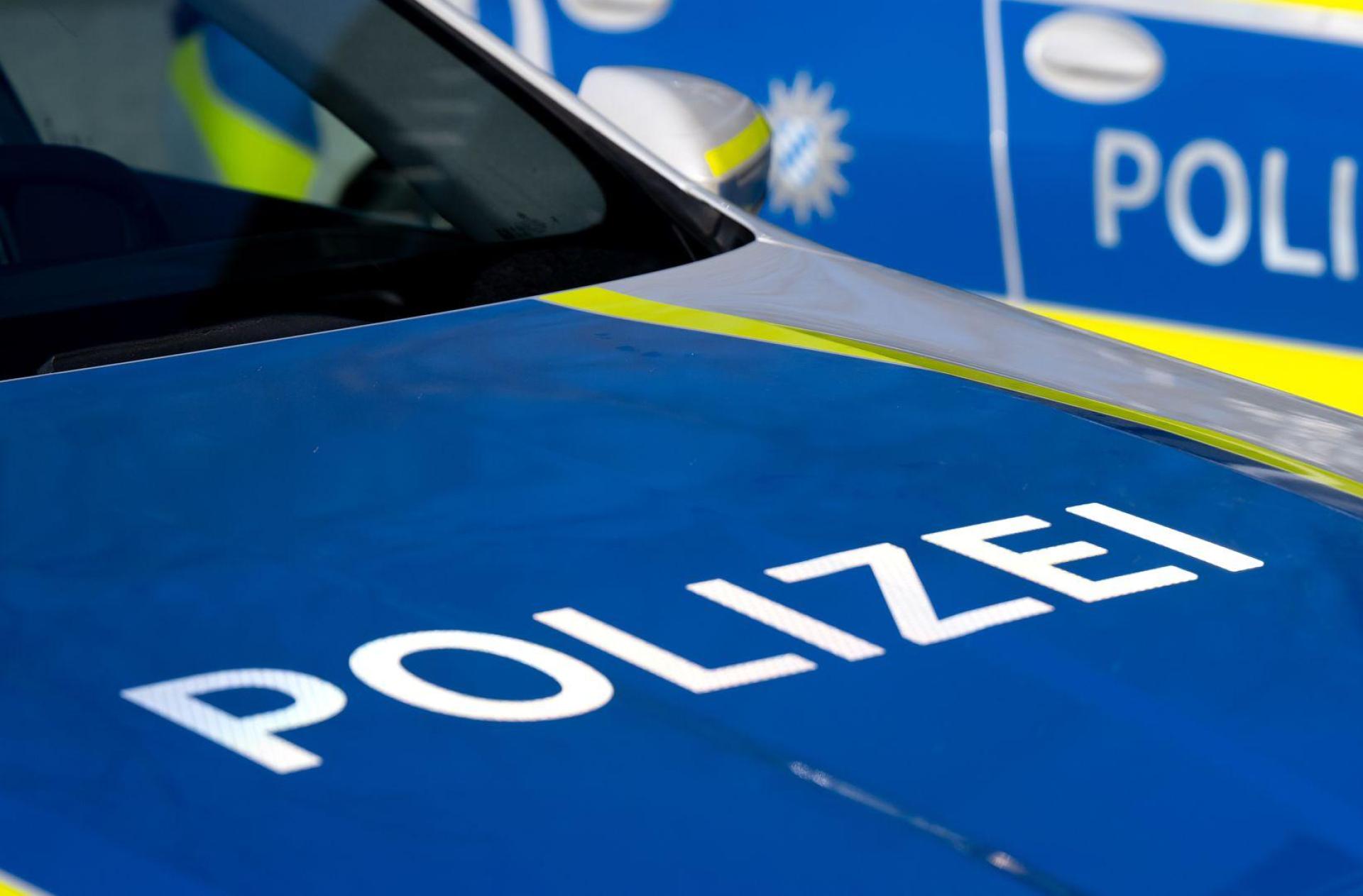 Ein unbekannter Fahrer beschädigt Bahnschranke bei Weiherhammer und flüchtet. Die Polizei bittet um Zeugenhinweise. (Symbolbild: Sven Hoppe/dpa)