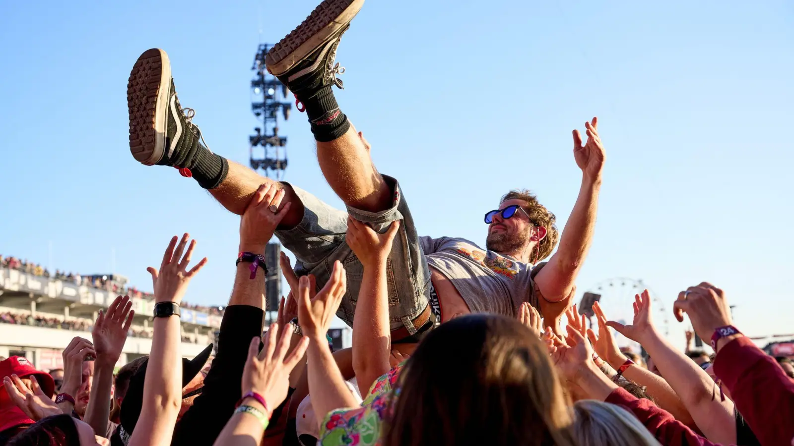 Beim Jubiläum im kommenden Jahr können die Festivalbesucher zur Musik von 100 Acts feiern. (Archivbild) (Bild: Thomas Frey/dpa)