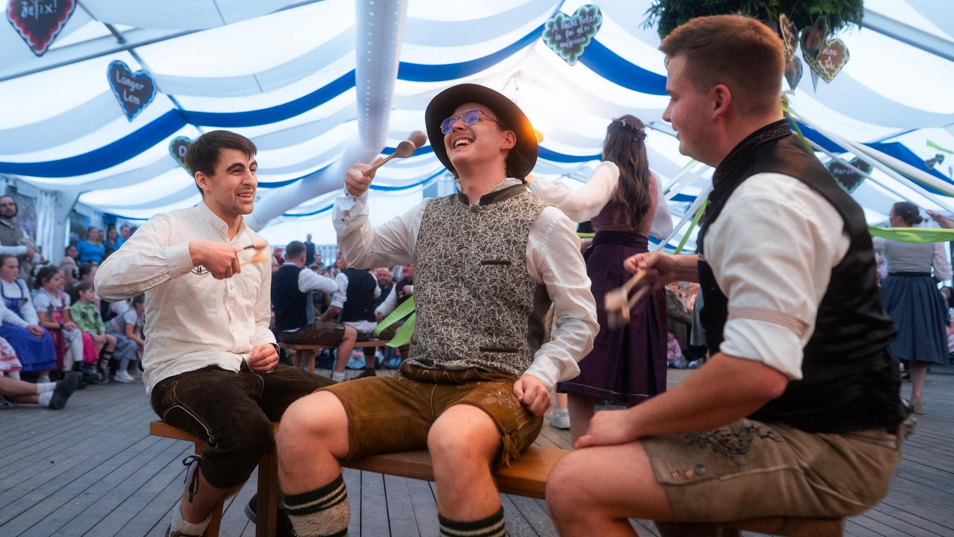 Auch am Sonntag habt ihr auf der Kirwa in Weiherhammer gefeiert. (Bild: Hannes Stock)