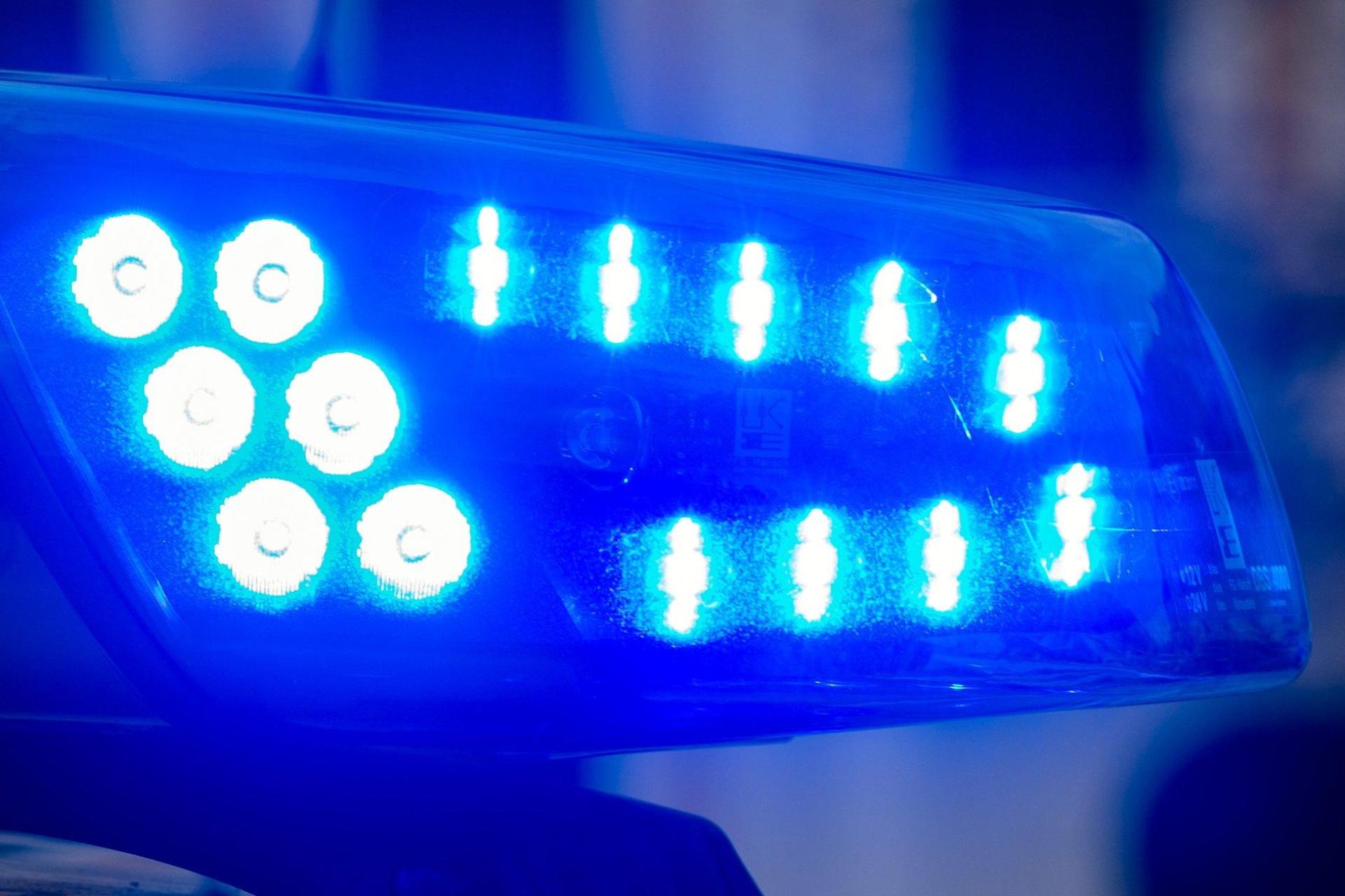 Wer hat in Floß am Marktplatz das Auto einer 68-Jährigen verkratzt? Die Polizei sucht Hinweise von Zeugen. (Symbolbild: Klaus-Dietmar Gabbert/dpa)