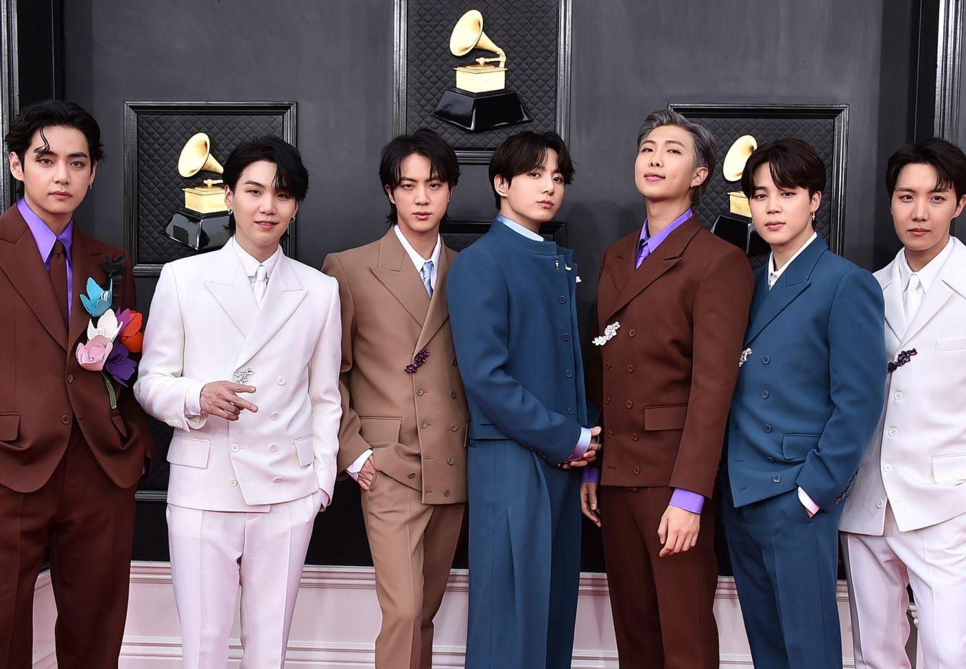 Fans der südkoreanischen Erfolgsband BTS können das erste Konzert der Gruppe nach mehrjähriger Pause im März live bei Netflix ansehen. (Archivbild) (Bild: Jordan Strauss/Invision/AP/dpa)