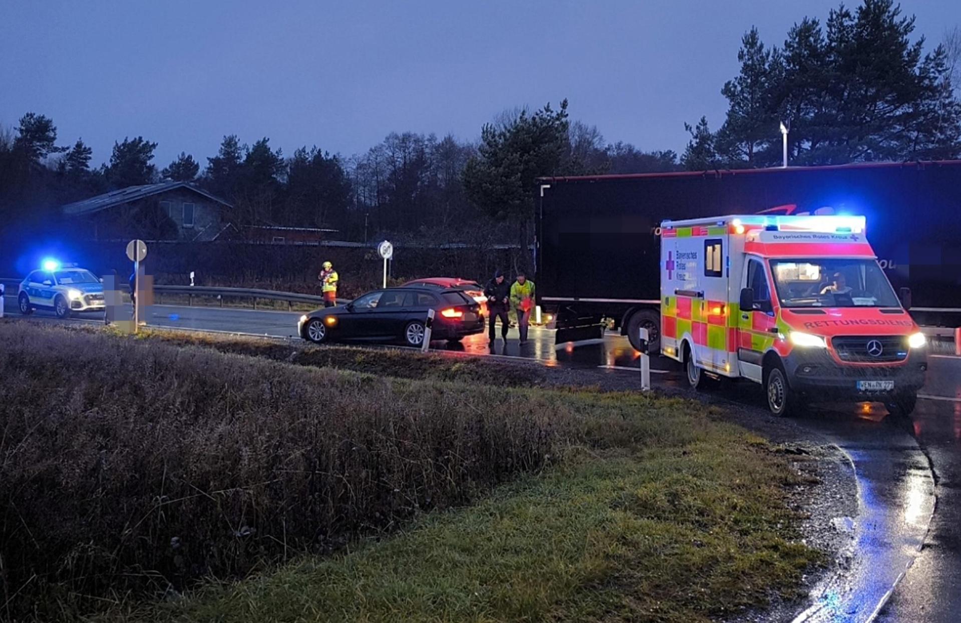 Zwei Unfälle und ein Brandalarm sorgen am Montagmorgen für erhebliche Verkehrsbehinderungen auf der Kreisstraße bei Hütten.  (Bild: Masching)