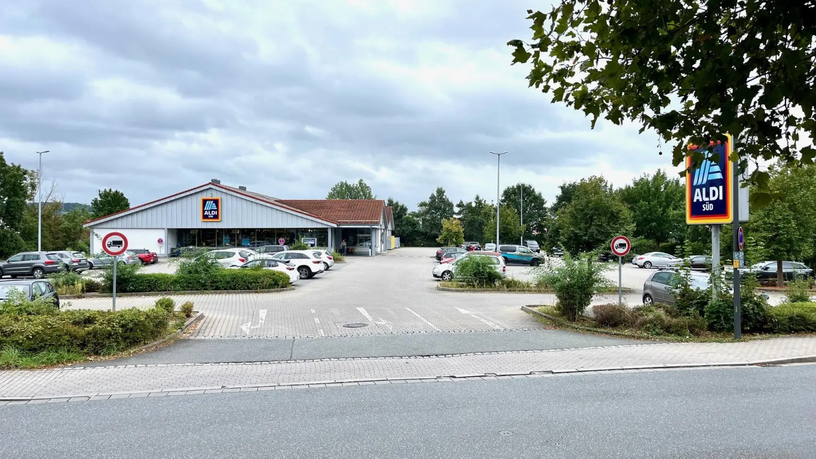 Am Samstag ist Schluss: Nach beinahe 30 Jahren schließt der Aldi-Markt in der Unteren Bauscherstraße in Weiden seine Pforten und eröffnet Ende September in der Nikolaus-Otto-Straße neu. Für den bisherigen Standort gibt es bislang keine Mieter oder Käufer. (Archivbild: Gabi Schönberger)