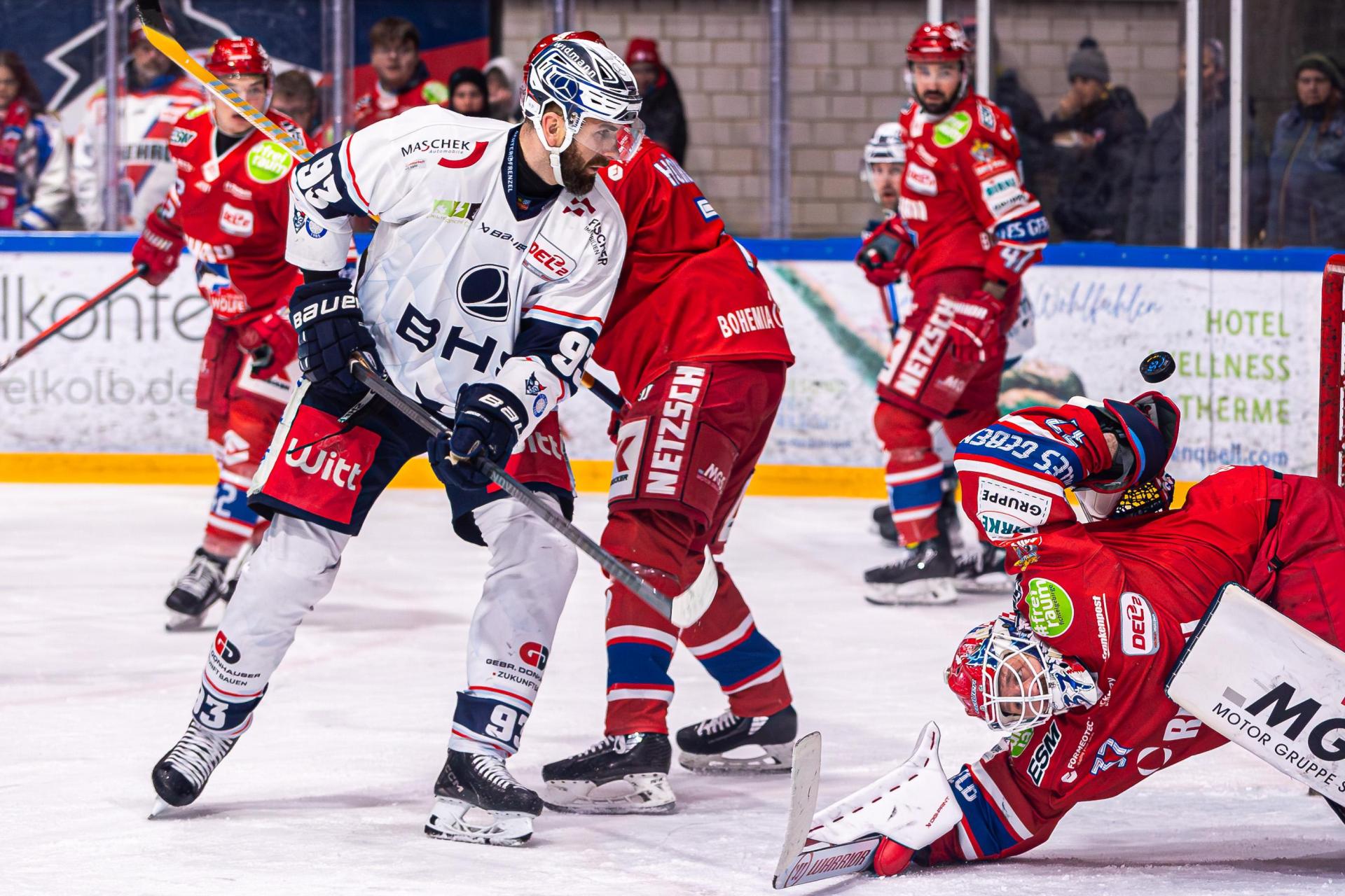 Unglaublich, aber wahr: Dieser Versuch von Lukas Vantuch (weißes Trikot) landete nicht im Selber Tor. Wölfe-Goalie Kevin Carr parierte unter Aufbietung all seiner akrobatischen Fähigkeiten. (Bild: Werner Moller)