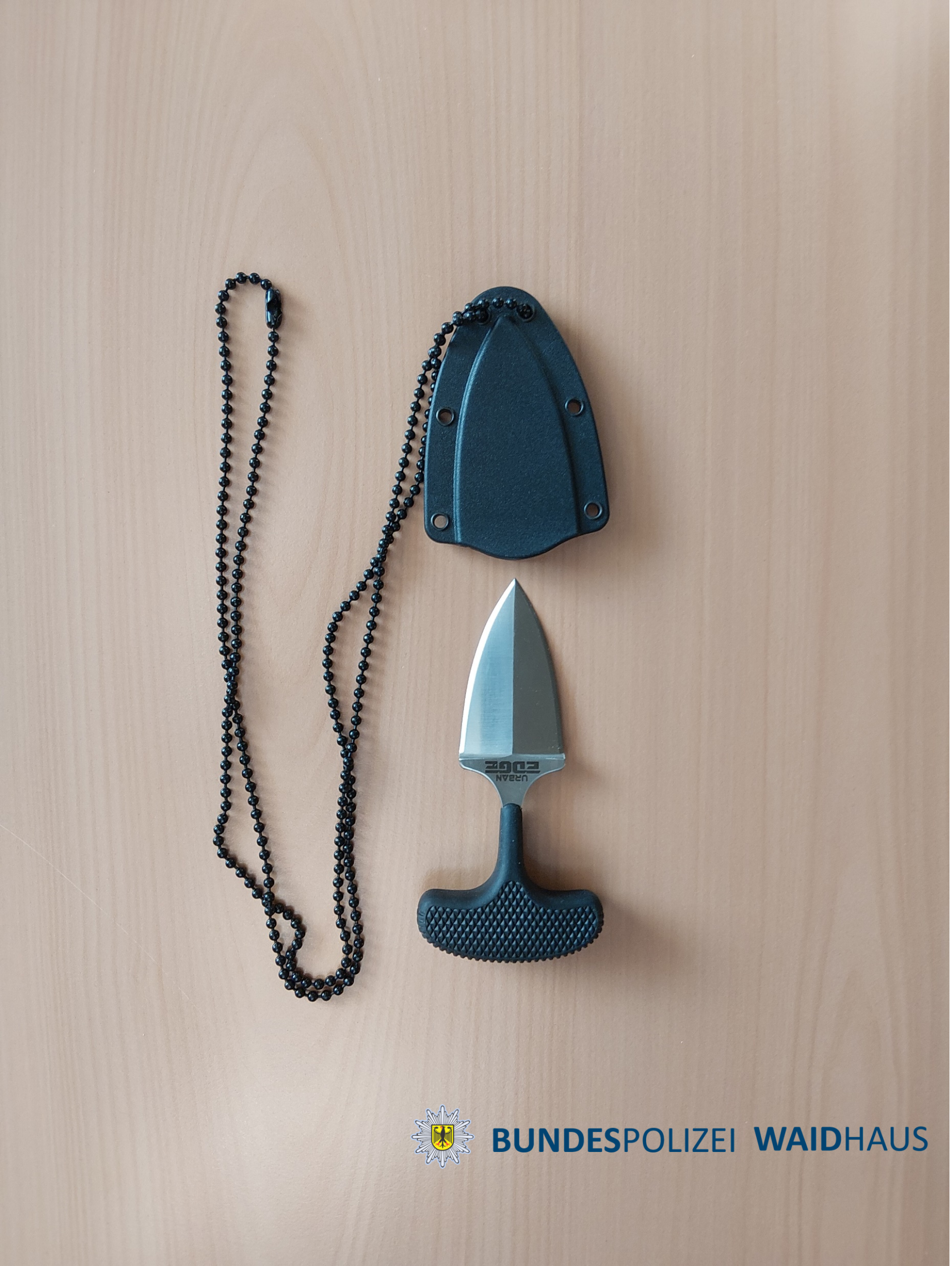 Die Bundespolizei hat bei einer Kontrolle in Waidhaus ein Faustmesser beschlagnahmt. (Bild: Bundespolizei)