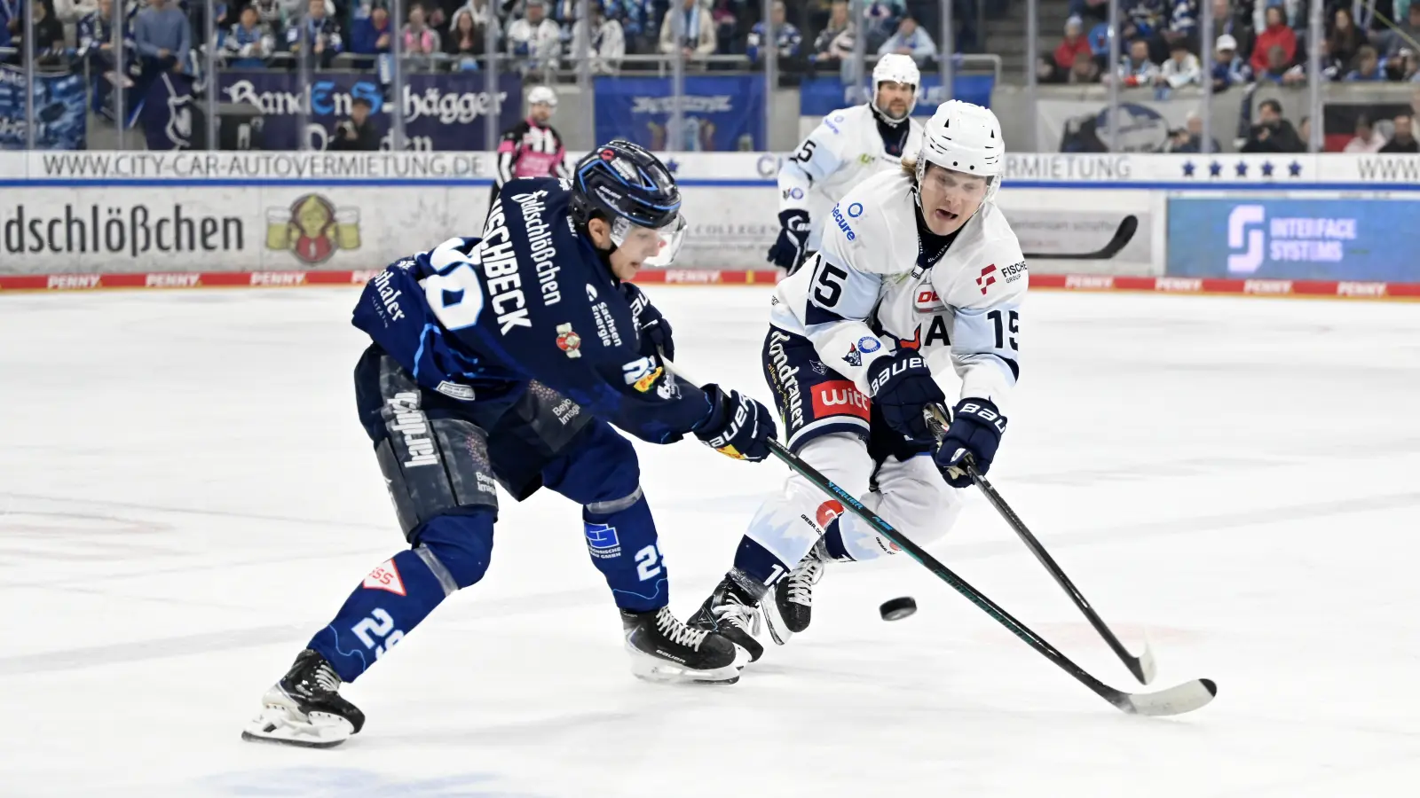 Charlie Jahnke (rechts) und die Blue Devils Weiden haben das Auswärtsspiel beim DEL-Absteiger Dresden am Freitagabend mit 1:5 verloren.  (Bild: Julia Peter)