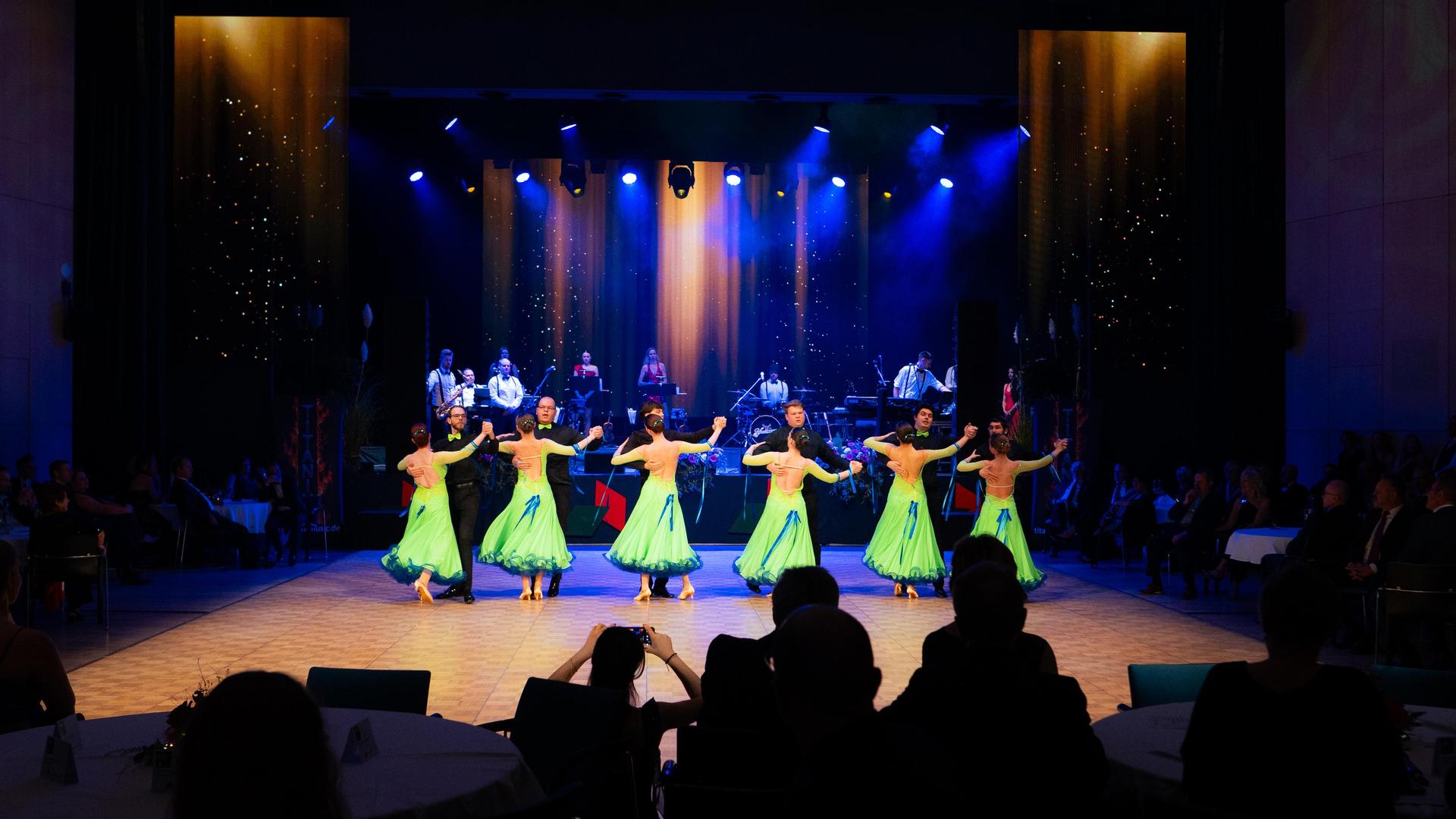 Am Samstag wurde es in der Weidener Max-Reger-Halle außergewöhnlich festlich. (Bild: Hannes Stock)