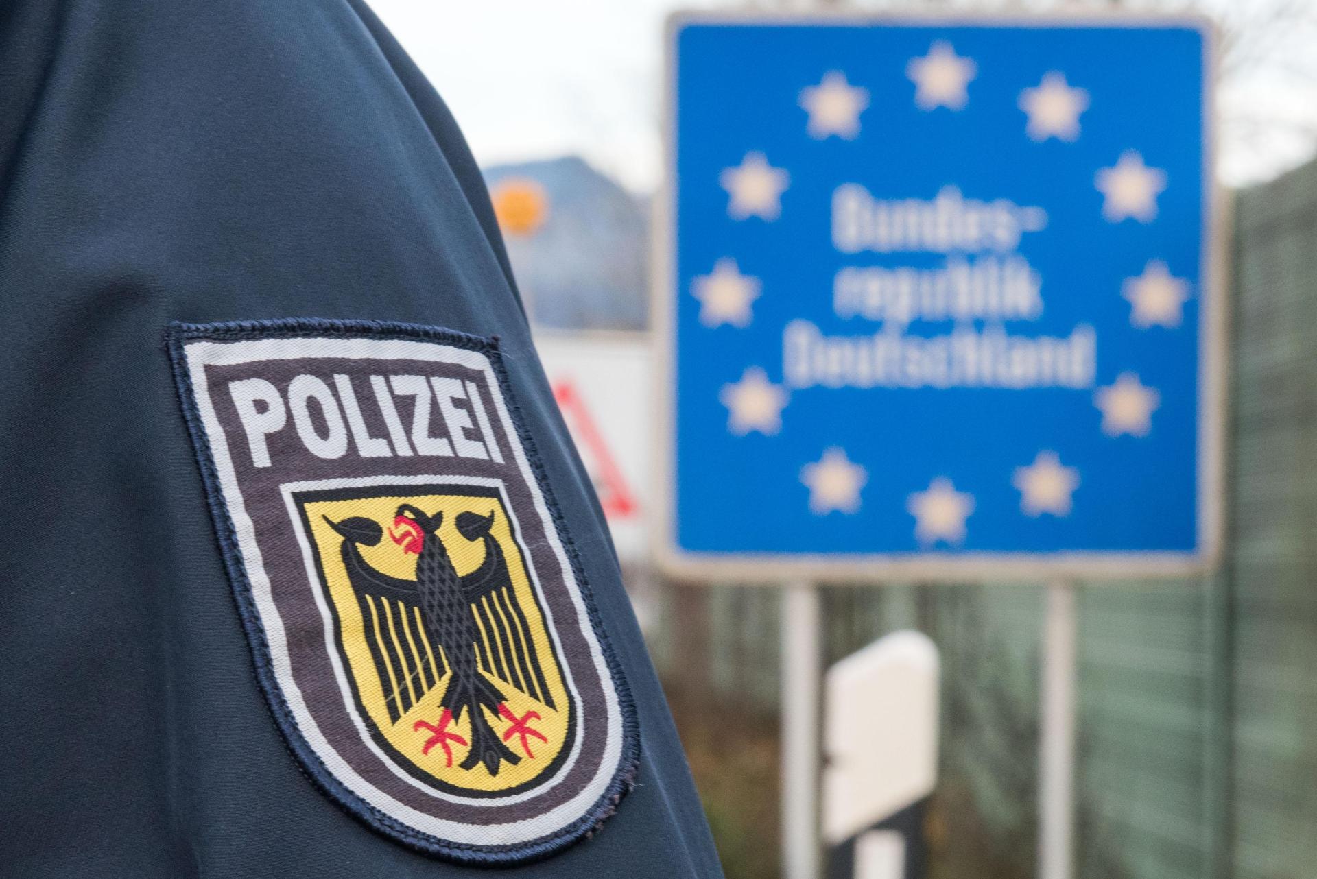 Beamte der Bundespolizeiinspektion Waidhaus vollstreckten in der Nacht zum Donnerstag (16. Juli) bei den Grenzkontrollen an der A6 zwei Haftbefehle. (Symbolbild: Bundespolizei)