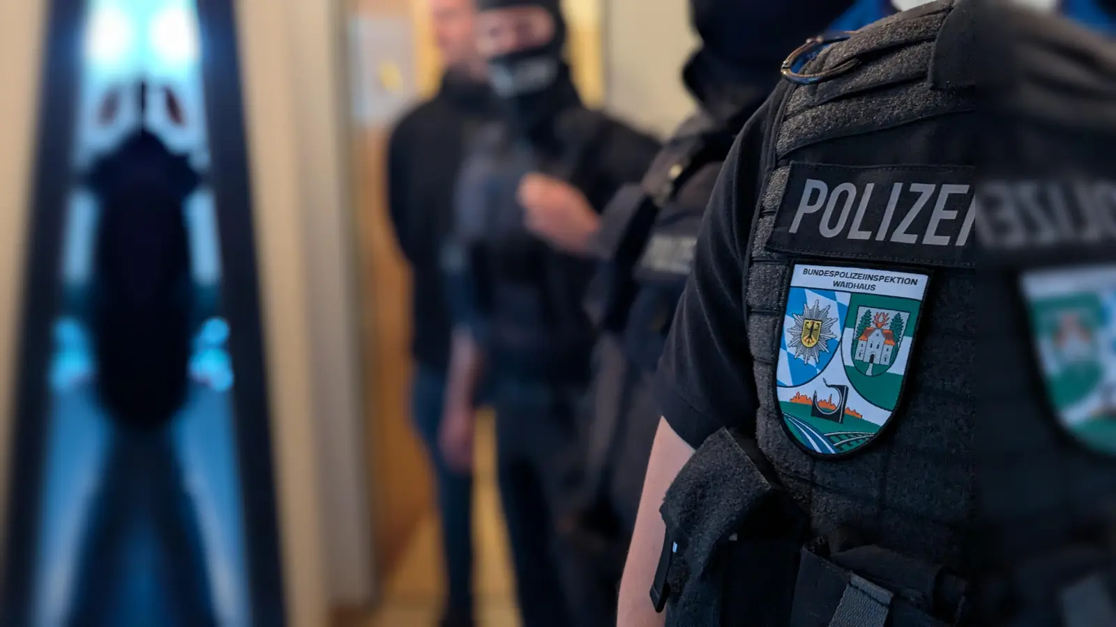 Die Bundespolizeiinspektion Waidhaus und die Staatsanwaltschaft Weiden führen umfangreiche Durchsuchungen wegen Verdachts der gewerbsmäßigen Einschleusung durch. (Symbolbild: Bundespolizei)