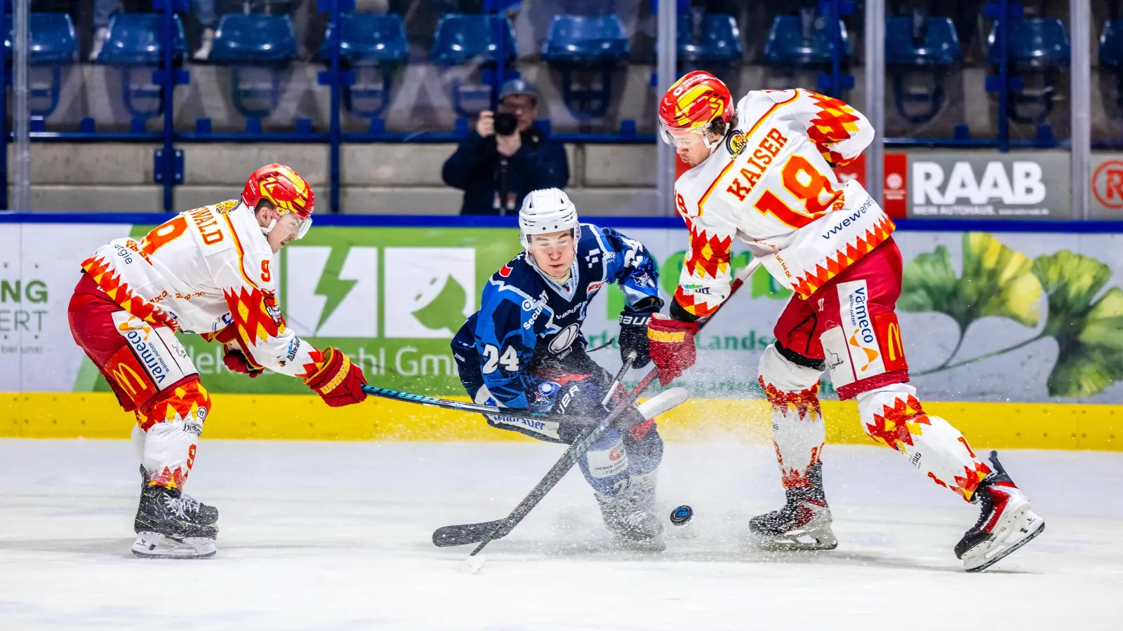 Die Blue Devils Weiden haben die Hürde Kaufbeuren zum ersten Mal übersprungen. In dieser Szene setzt sich Paul Vinzens (Mitte) gegen Max Oswald (links) und Rio Kaiser durch. (Bild: Tobias Neubert)