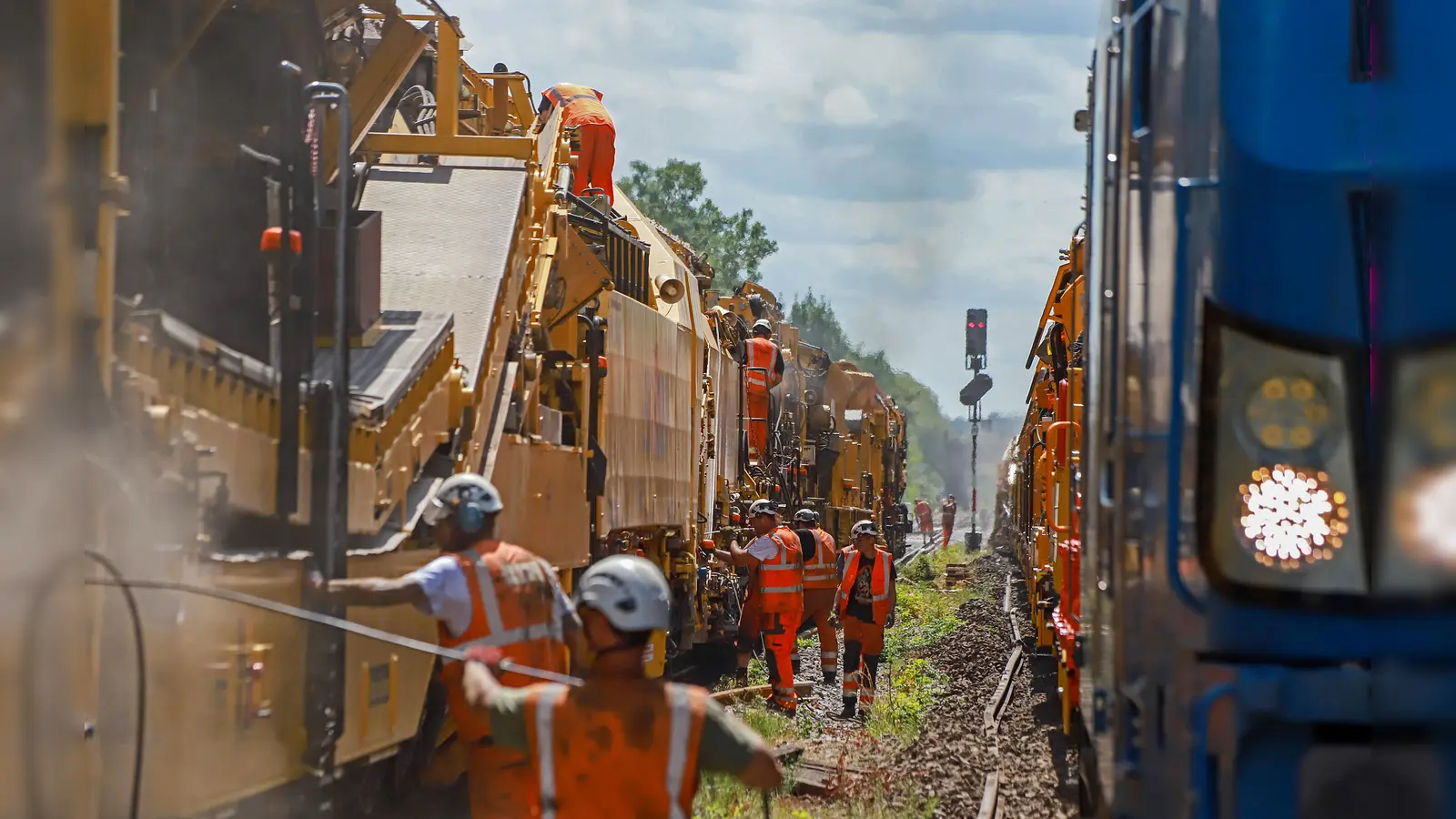Gleisumbauzüge sind bei den Bauarbeiten im Einsatz, im Bild der Bereich Regensburg Walhallastraße: Diese Züge sind bis zu 1.000 Meter lang. Sie entfernen die alten Gleise, bauen den Schotter aus, reinigen ihn und setzen gereinigten Alt- und Neuschotter sowie Schwellen und Schienen wieder ein. Bis zu 200 Meter Gleis können damit in einer Stunde erneuert werden. (Bild: Claus Weber/Deutsche Bahn)