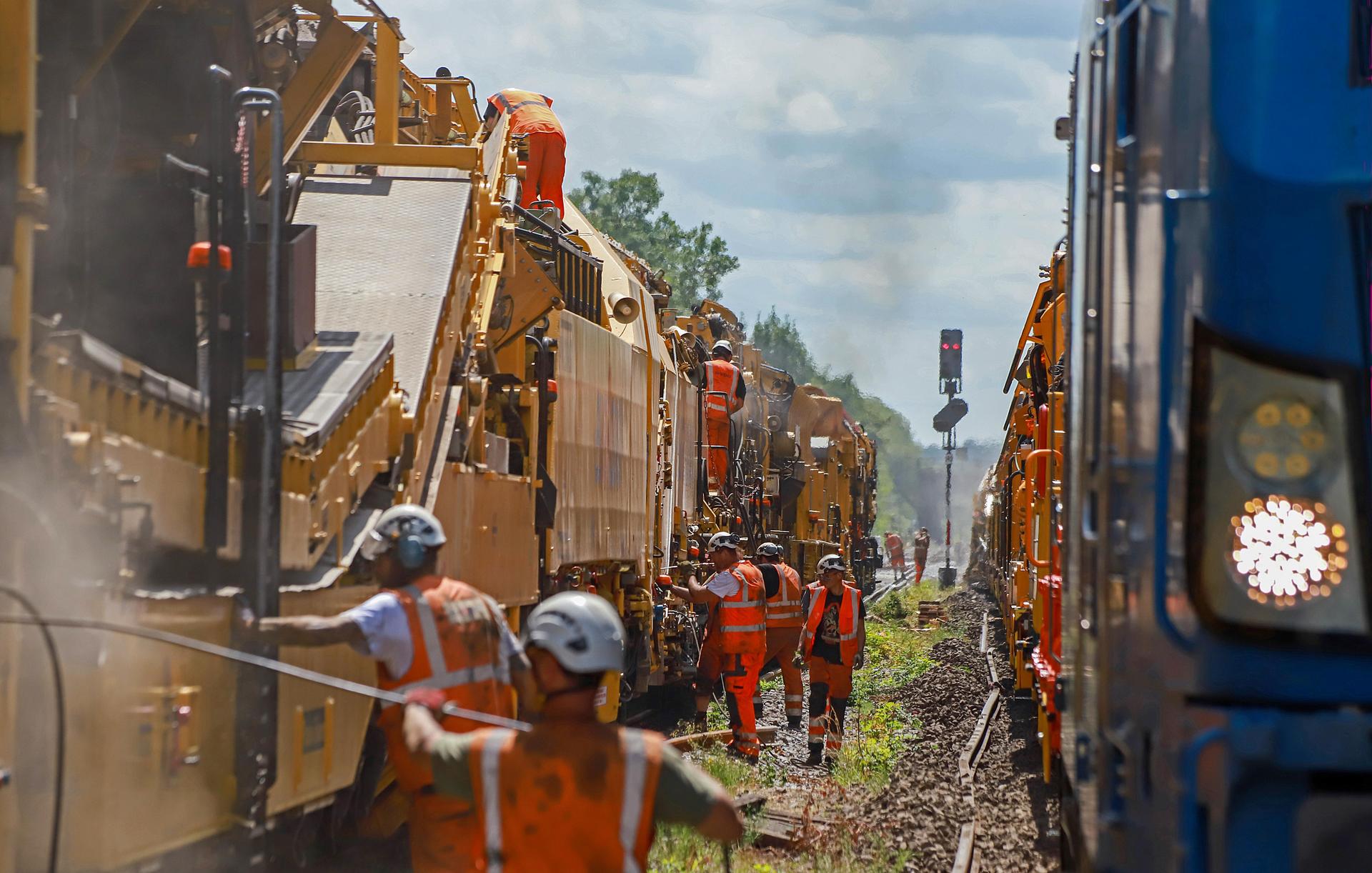 Gleisumbauzüge sind bei den Bauarbeiten im Einsatz, im Bild der Bereich Regensburg Walhallastraße: Diese Züge sind bis zu 1.000 Meter lang. Sie entfernen die alten Gleise, bauen den Schotter aus, reinigen ihn und setzen gereinigten Alt- und Neuschotter sowie Schwellen und Schienen wieder ein. Bis zu 200 Meter Gleis können damit in einer Stunde erneuert werden. (Bild: Claus Weber/Deutsche Bahn)