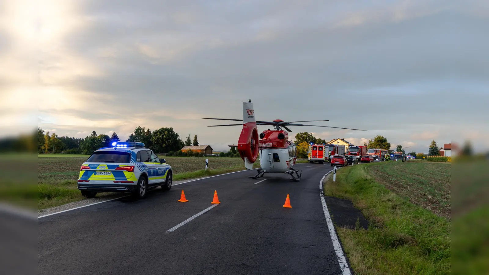 Ein schwerer Verkehrsunfall auf der St 2168 bei Kemnath forderte ein Todesopfer. (Bild: Roland Wellenhoefer)
