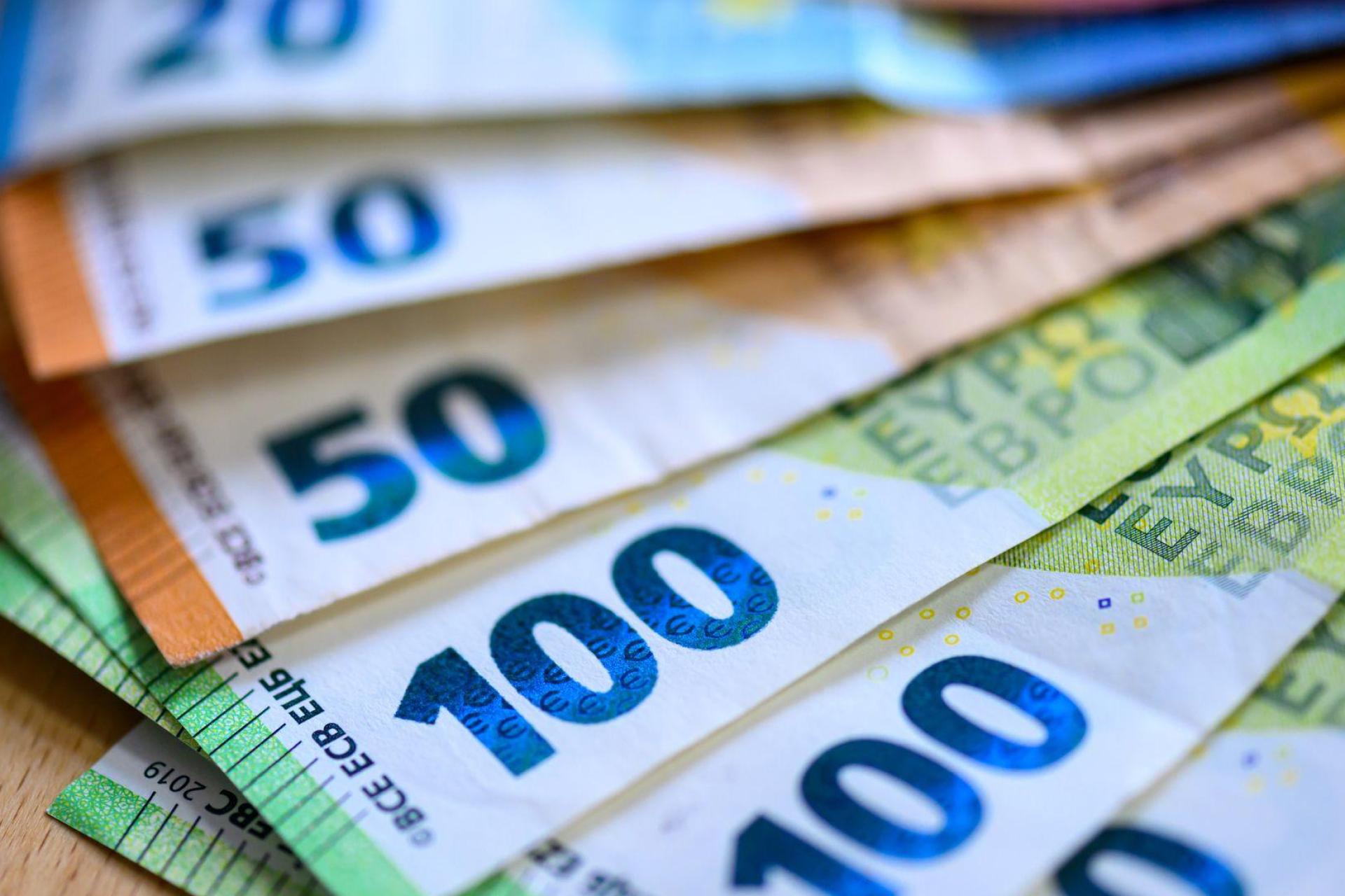 Ein Mann und eine Frau geraten in Regensburg nach einer gemeinsamen Nacht in Streit um Geld. Die Frau schlägt mit einem Schuh zu. (Symbolbild: Hendrik Schmidt/dpa)