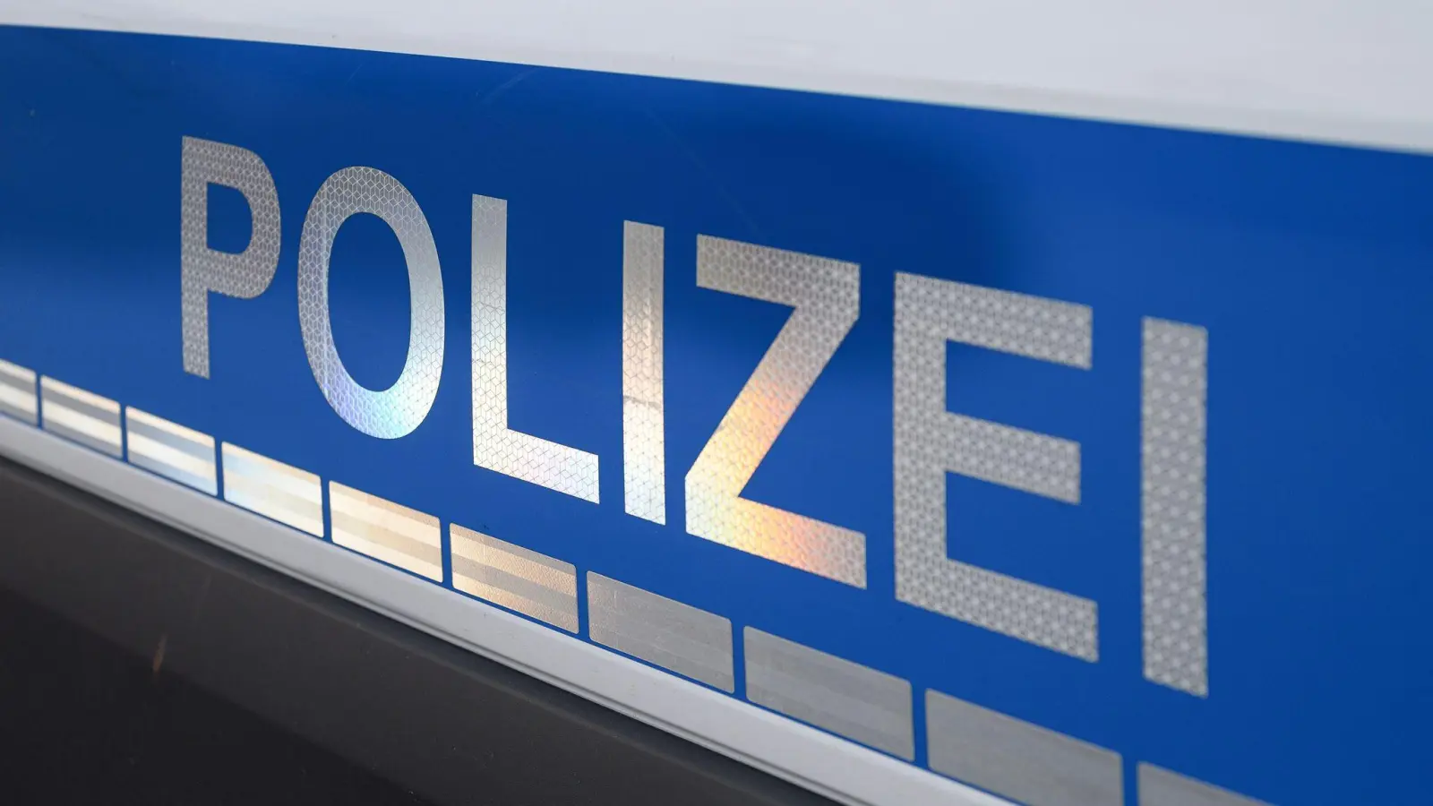 Nach einem einer Fahrerflucht sucht die Polizei nach Zeugen in Altenstadt. (Symbolbild: Daniel Vogl/dpa)