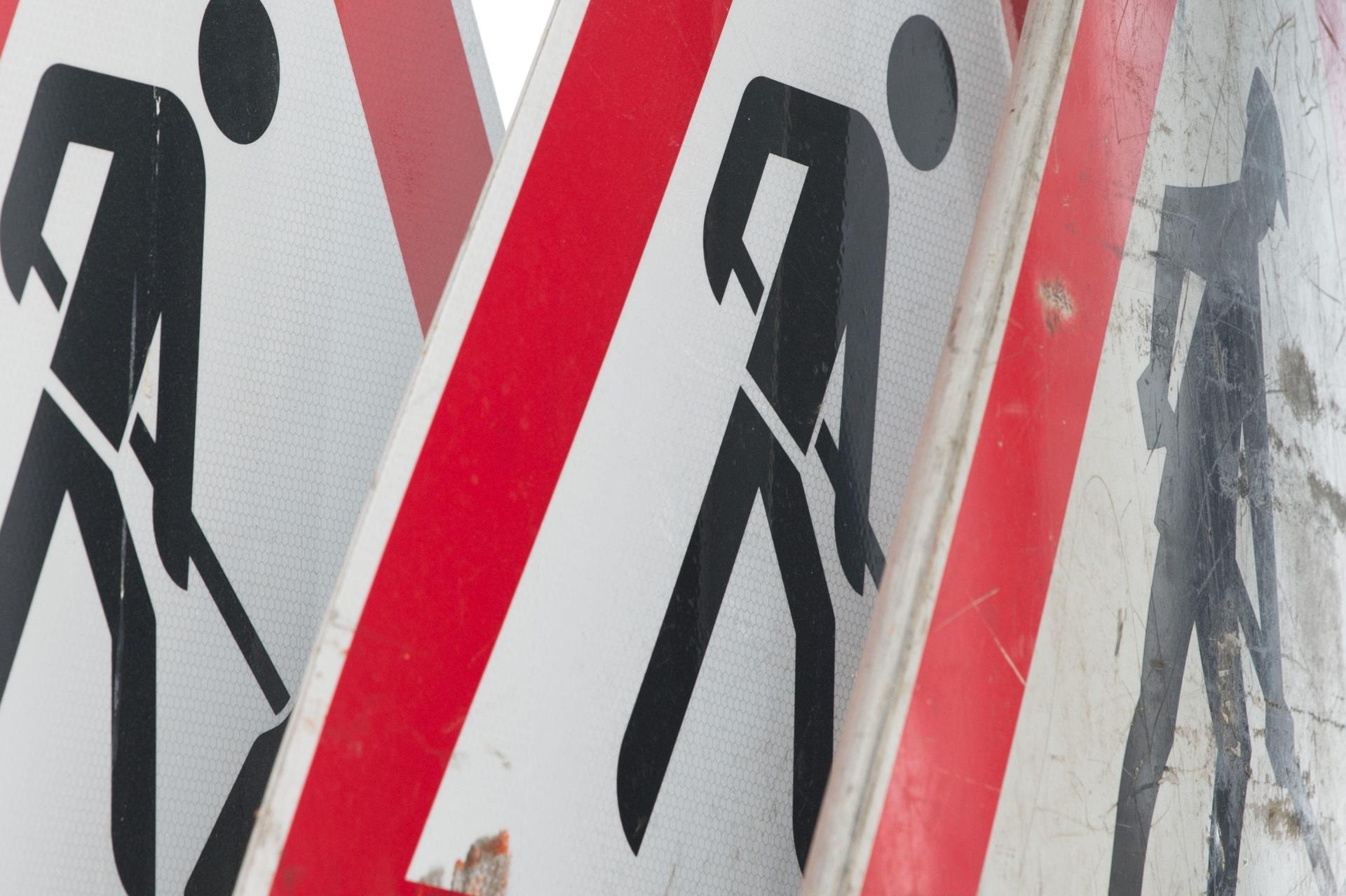 Für beinahe drei Wochen wird die Gemeindeverbindungsstraße zwischen Bechtsrieth und Schirmitz gesperrt sein. Die Vollsperrung gilt ab dem 27. April. (Symbolbild: Sebastian Kahnert/dpa)