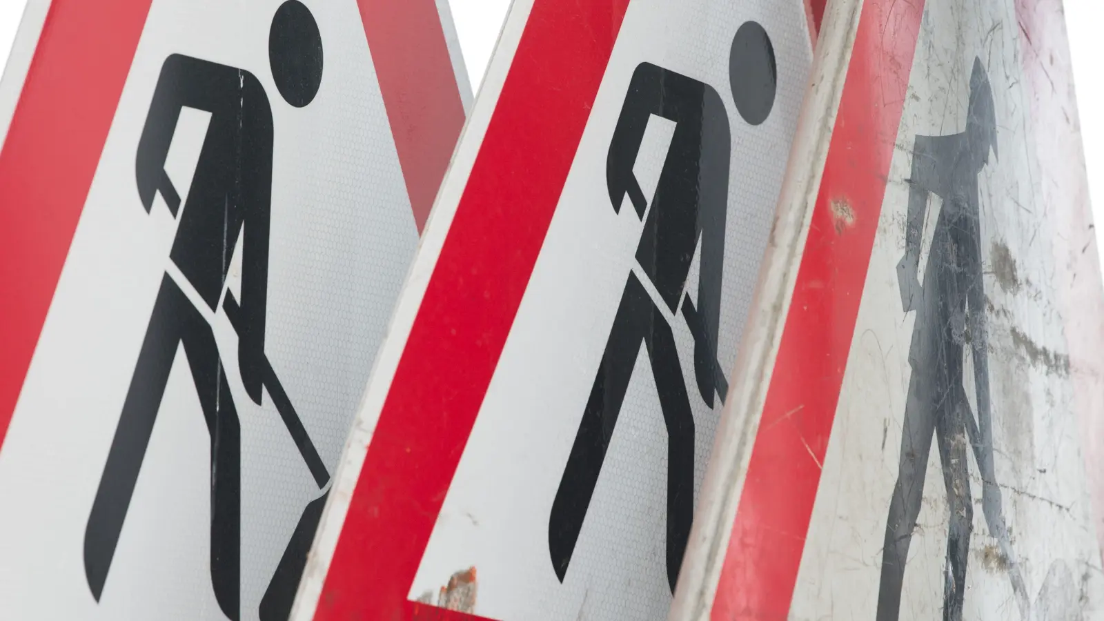 Für beinahe drei Wochen wird die Gemeindeverbindungsstraße zwischen Bechtsrieth und Schirmitz gesperrt sein. Die Vollsperrung gilt ab dem 27. April. (Symbolbild: Sebastian Kahnert/dpa)