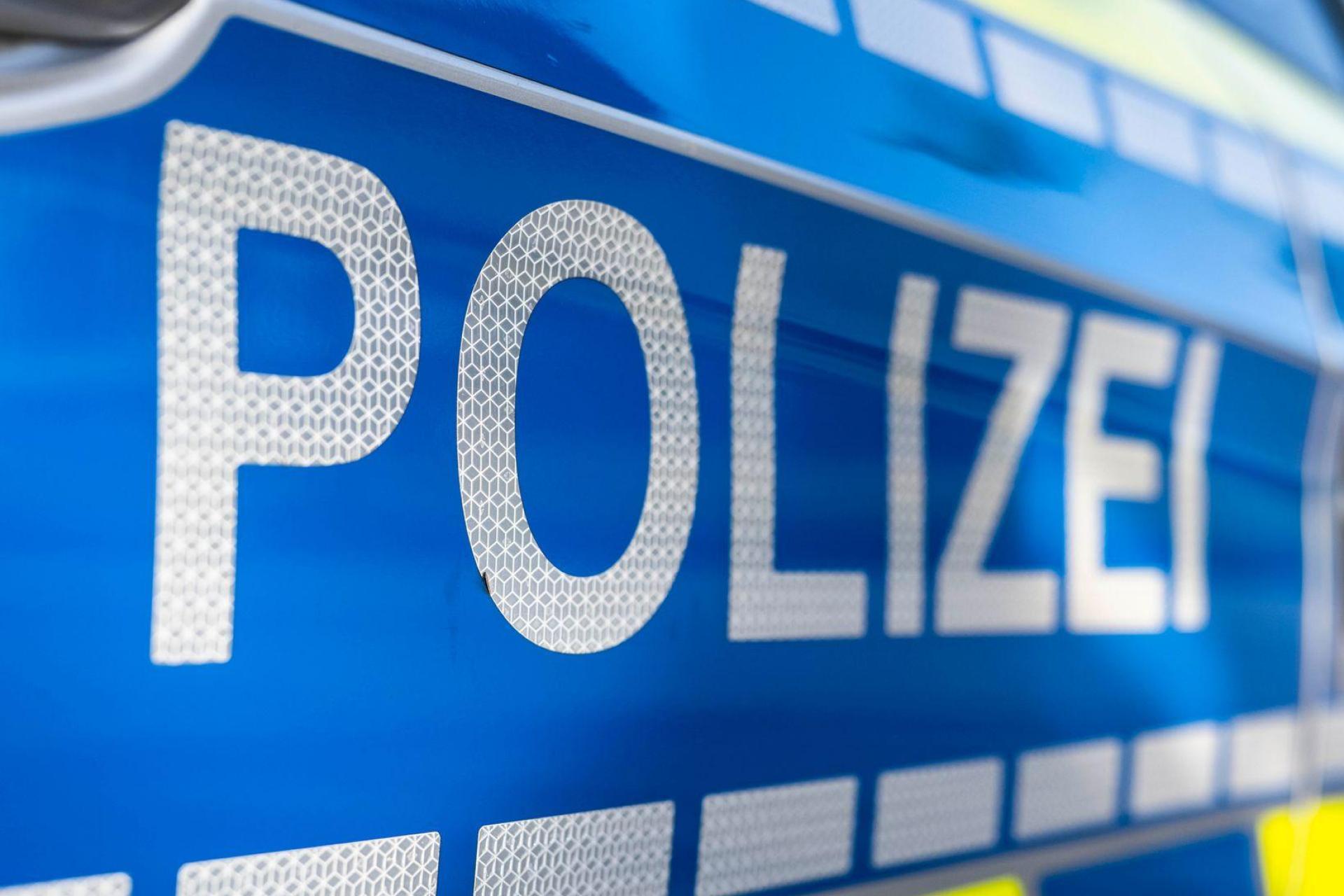 Mindestens 80.000 Euro Schaden entstanden an den geparkten Fahrzeugen auf dem Autohausgelände. (Symbolbild: David Inderlied/dpa)