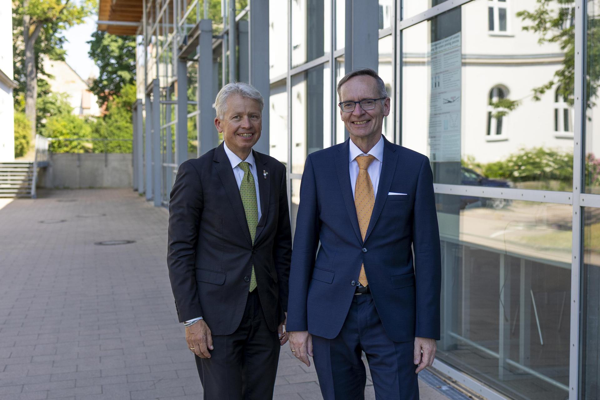 Hochschulpräsident Prof. Dr. Clemens Bulitta (links) gratuliert Prof. Dr. Bernhard Frenzel (rechts) zu seinem neuen Amt als Vizepräsident für Digitale Transformation, Qualitäts- und Prozessmanagement an der OTH Amberg-Weiden. (Bild: Johanna Nübler/ OTH Amberg-Weiden)