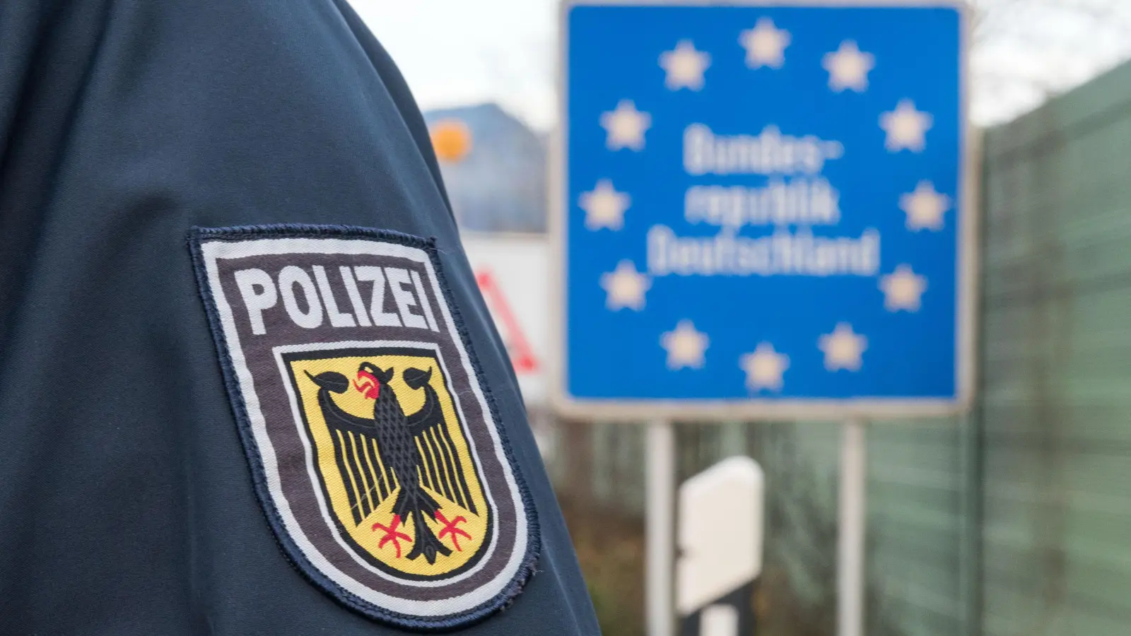 An der Grenze zwischen Tschechien und Deutschland werden derzeit wieder vermehrt Autofahrer entdeckt, die illegale Böller dabei haben. (Symbolbild: Bundespolizei)