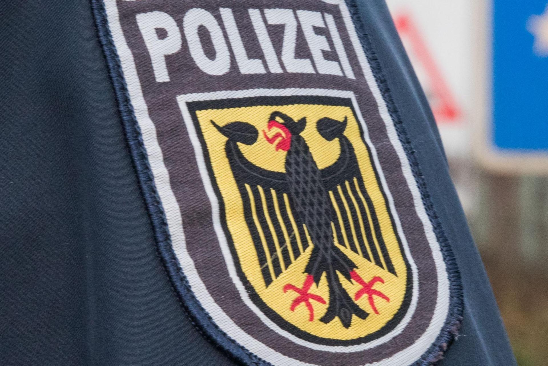Beamte der Grenzpolizei in Waidhaus haben auf der A6 verbotene Waffen sichergestellt. (Symbolbild: Bundespolizei)