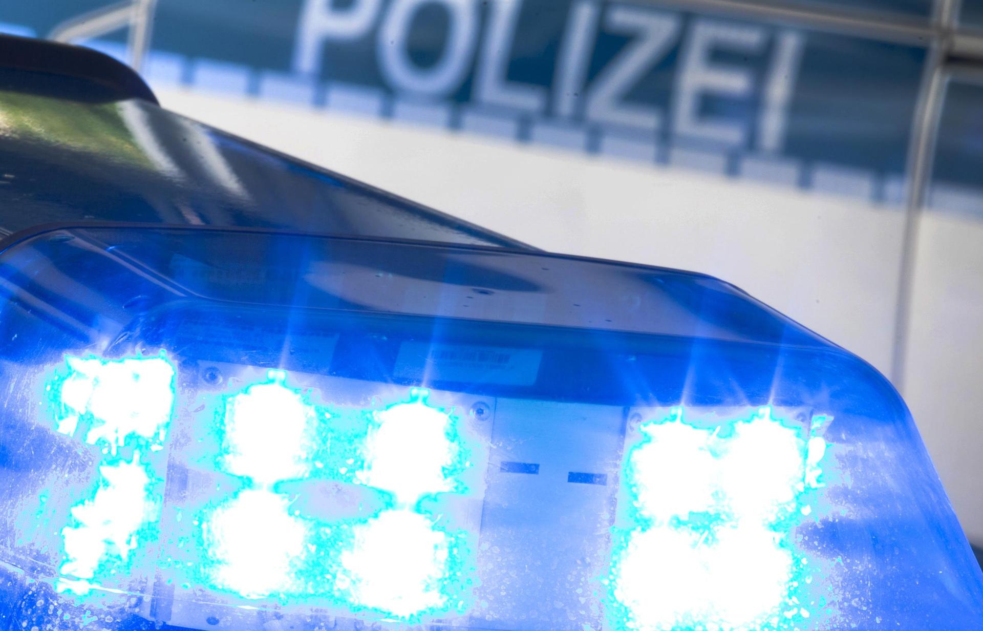 Eine Eisplatte beschädigte auf der A9 bei Münchberg die Frontscheibe eines BMWs. (Symbolbild: Friso Gentsch/dpa)