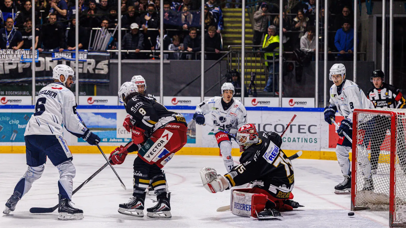Manuel Edfelder erzielt in dieser Szene den zwischenzeitlichen Ausgleich für die Blue Devils. Am Ende verlieren die Weidener das Oberpfalz-Derby trotz starker Leistung mit 3:4.  (Bild: Werner Moller)