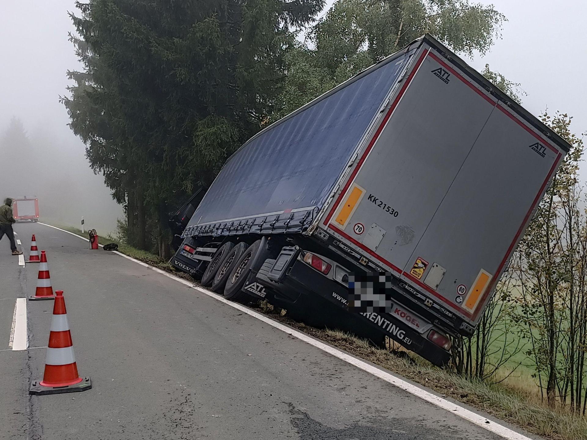 Zwischen Altglashütte und Silberhütte ist ein Lastwagen in den Graben gerutscht.  (Bild: nic)