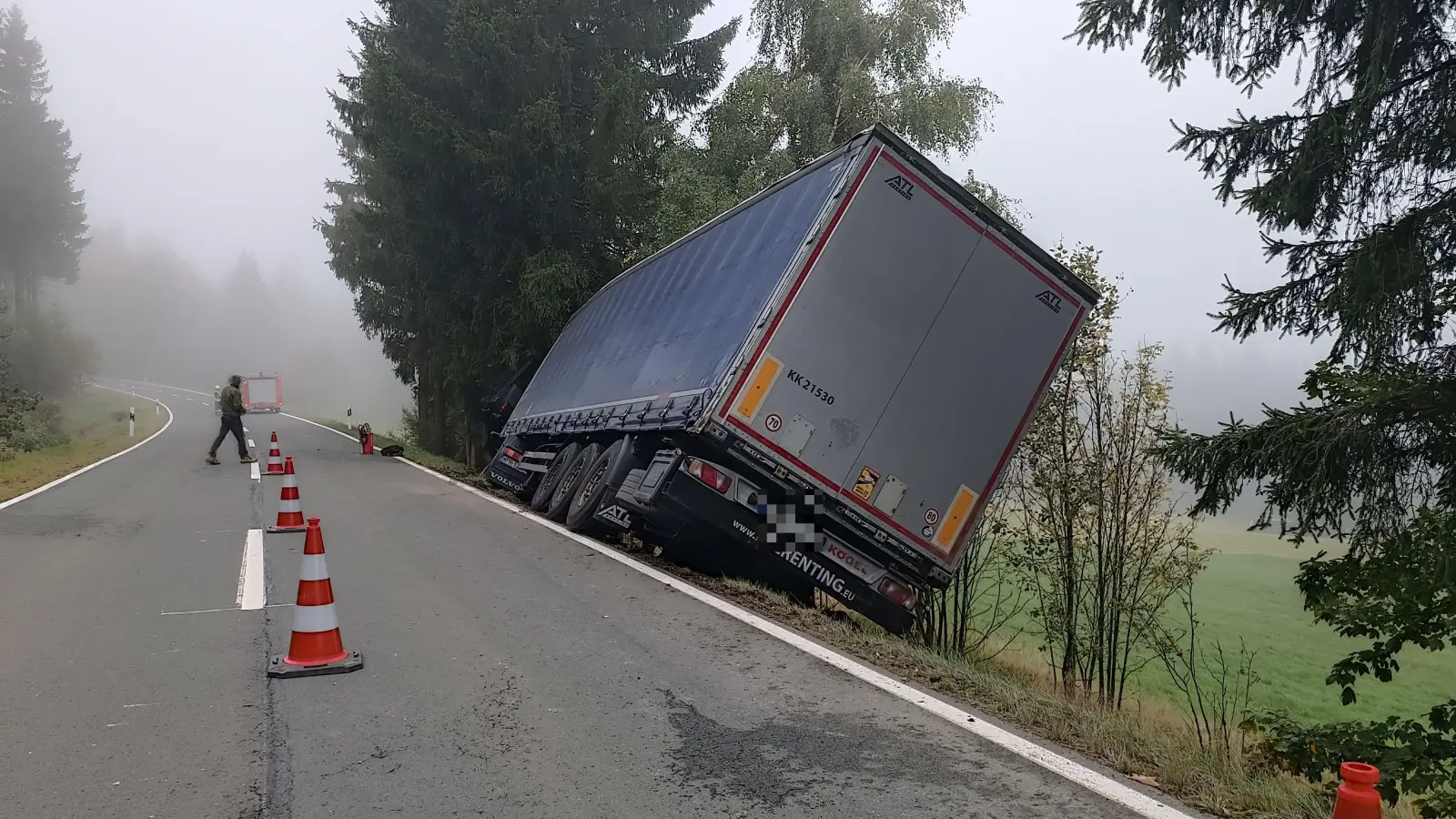 Zwischen Altglashütte und Silberhütte ist ein Lastwagen in den Graben gerutscht.  (Bild: nic)