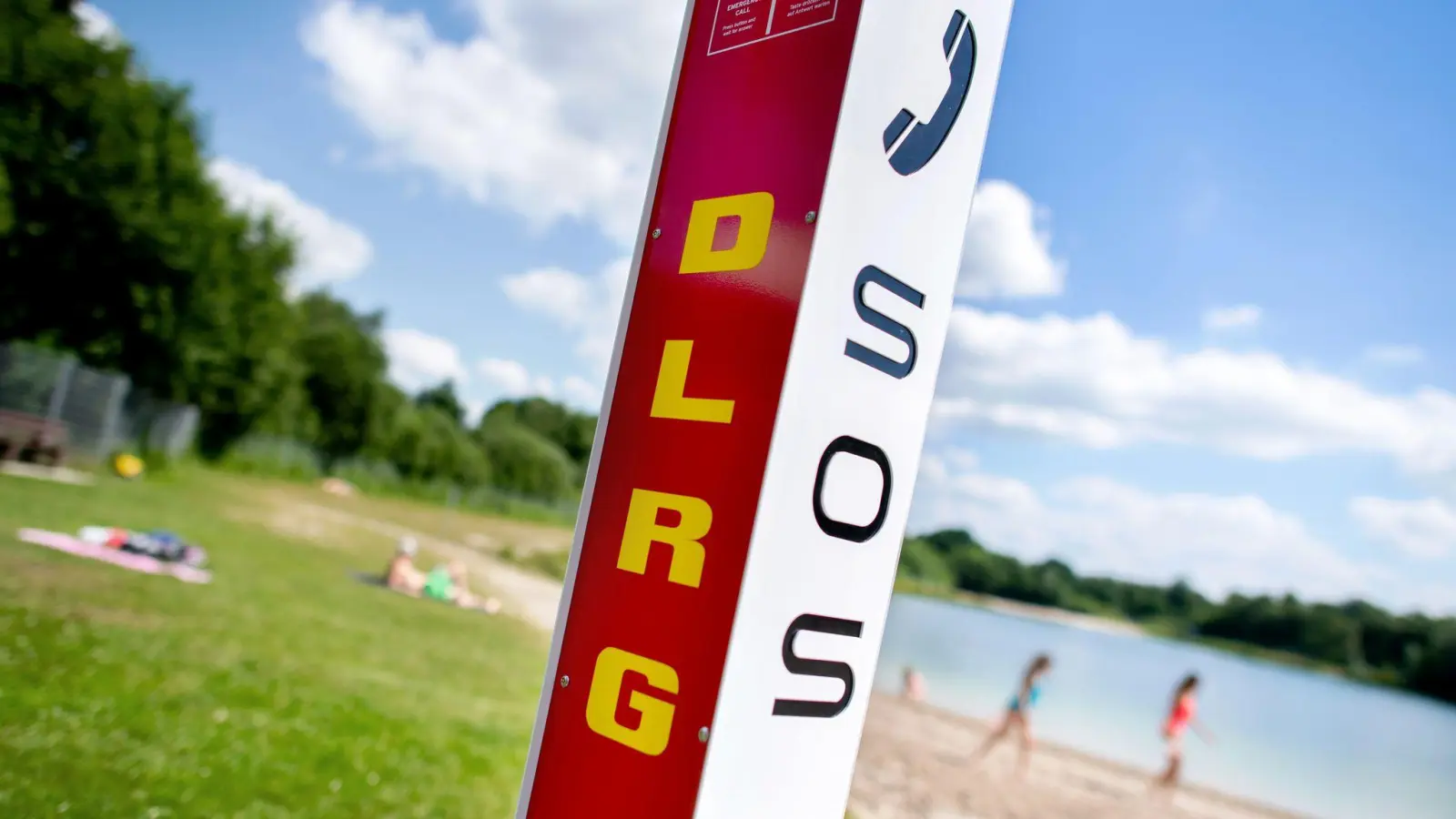  Rettungskräfte der Wasserwacht und der DLRG suchten den Vermissten demnach mit Tauchern, Booten und Sonargeräten. (Symbolbild) (Bild: Hauke-Christian Dittrich/dpa)