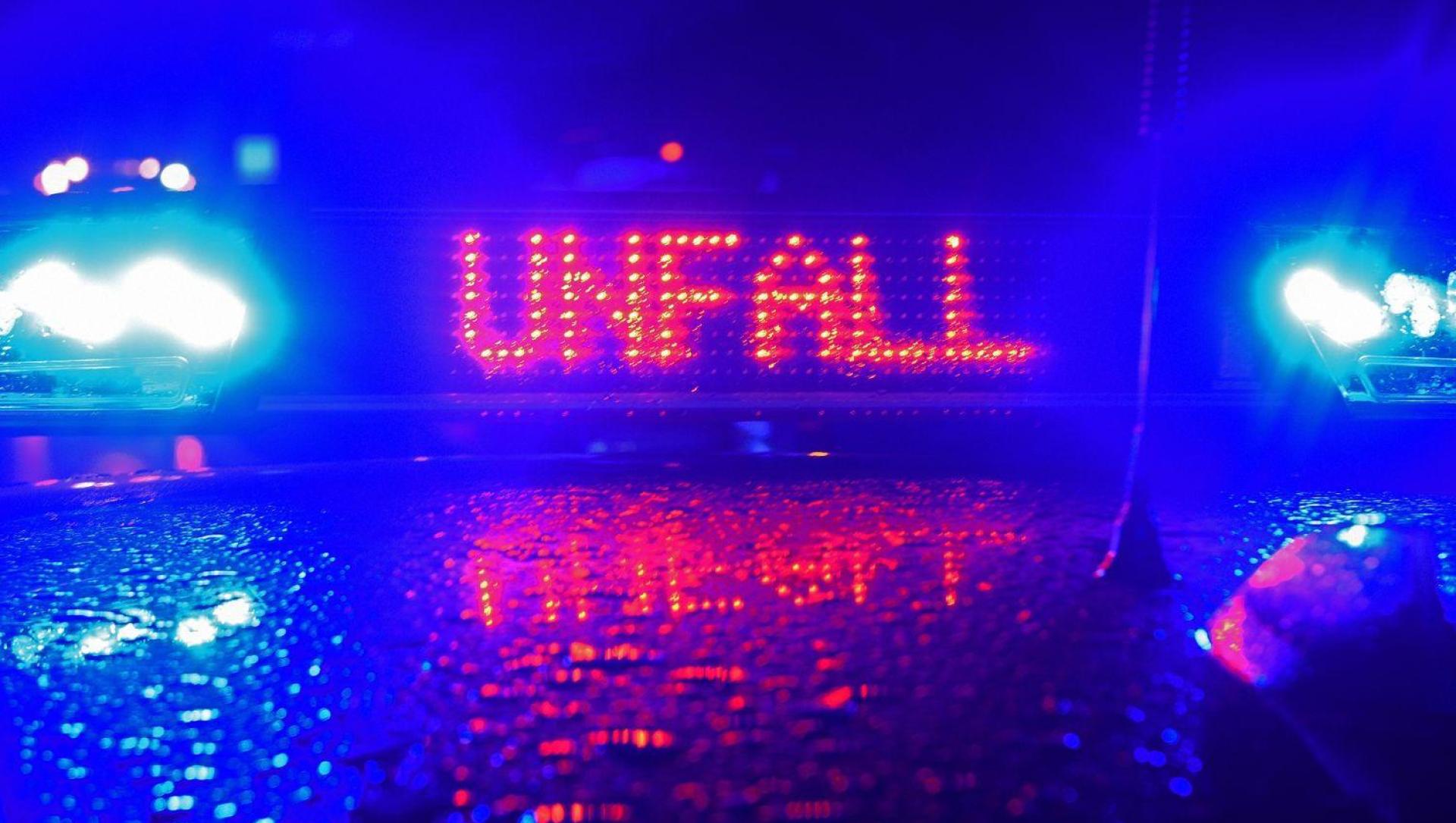 Ein&nbsp;Polizeiwagen steht an einer Unfallstelle. (Symbolbild: Stefan Puchner/dpa/Symbolbild)