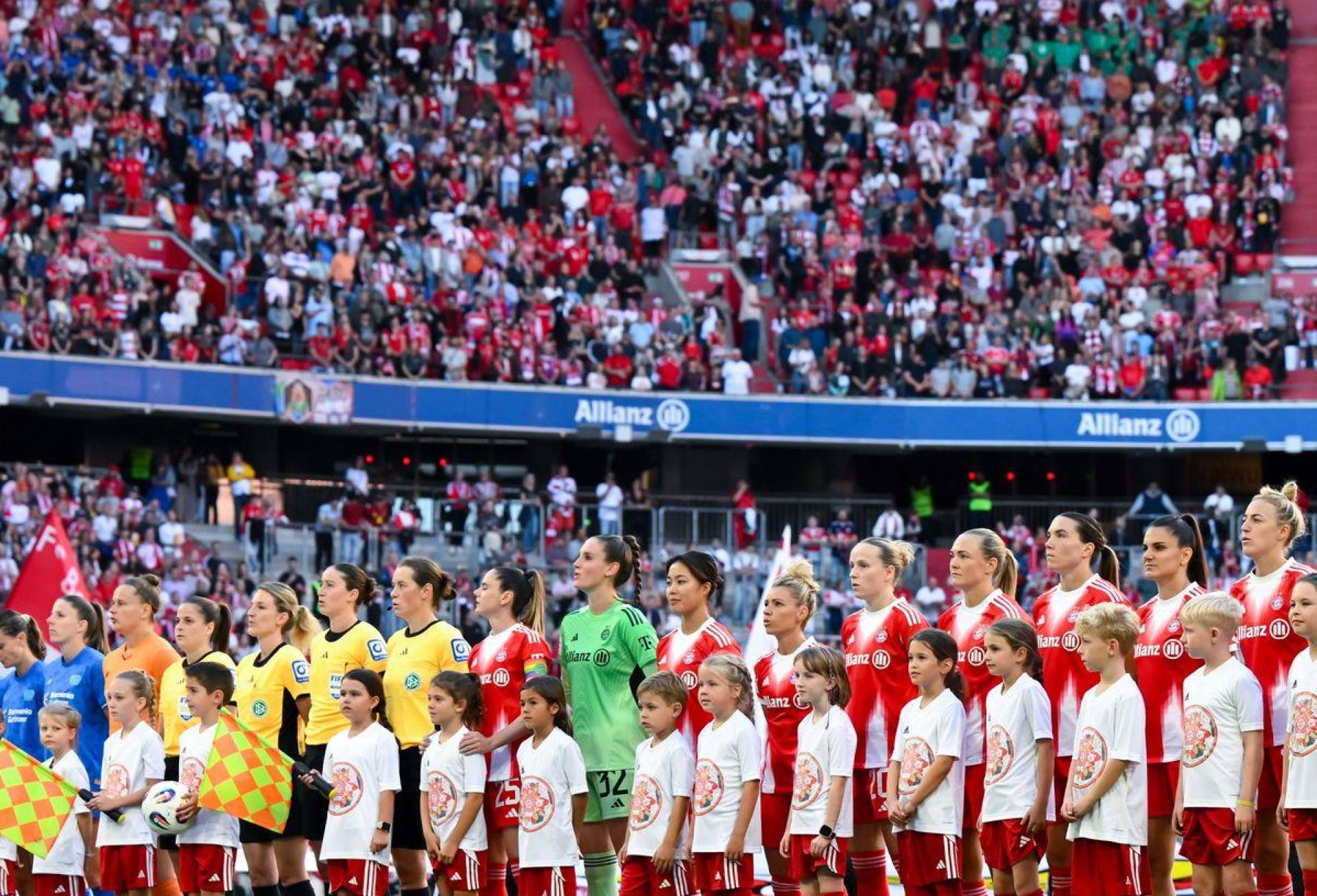 Viel Fan-Zuspruch gab's beim Bundesliga-Auftakt in München. (Bild: Sven Hoppe/dpa)