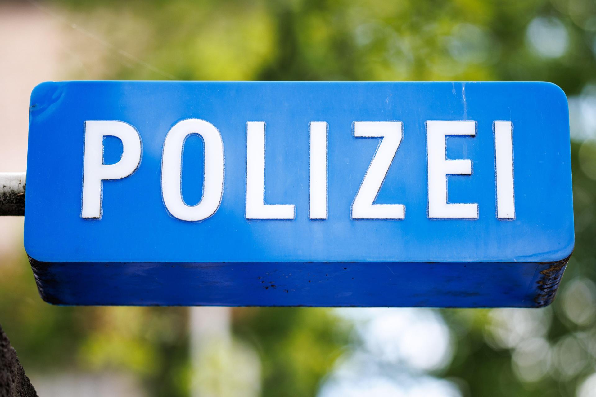 Die Polizeiinspektion Weiden bittet um Hinweise unter der Telefonnummer 0961/401-0 (Symbolbild: Matthias Balk, dpa)