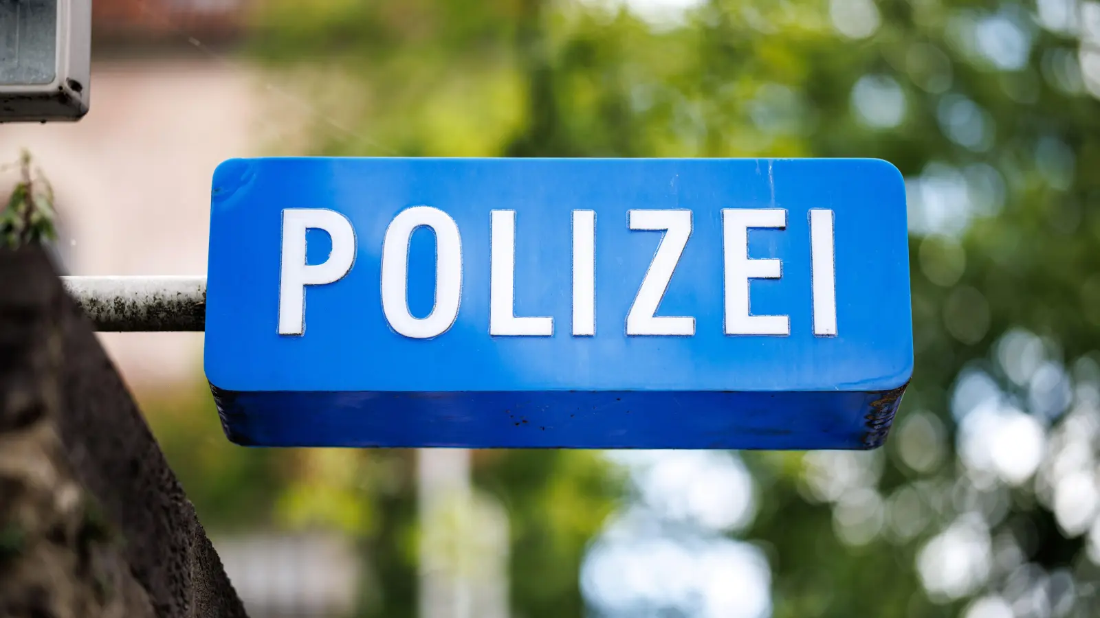 Die Polizeiinspektion Weiden bittet um Hinweise unter der Telefonnummer 0961/401-0 (Symbolbild: Matthias Balk, dpa)