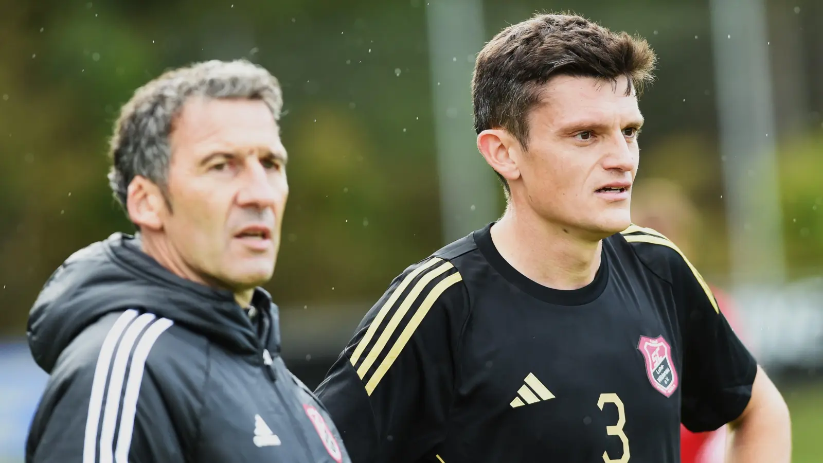 Co-Trainer Stefan Grünauer (links) und Spielertrainer Benjamin Urban haben ihre Verträge beim SC Luhe-Wildenau um ein Jahr verlängert. (Archivbild: G. Büttner)