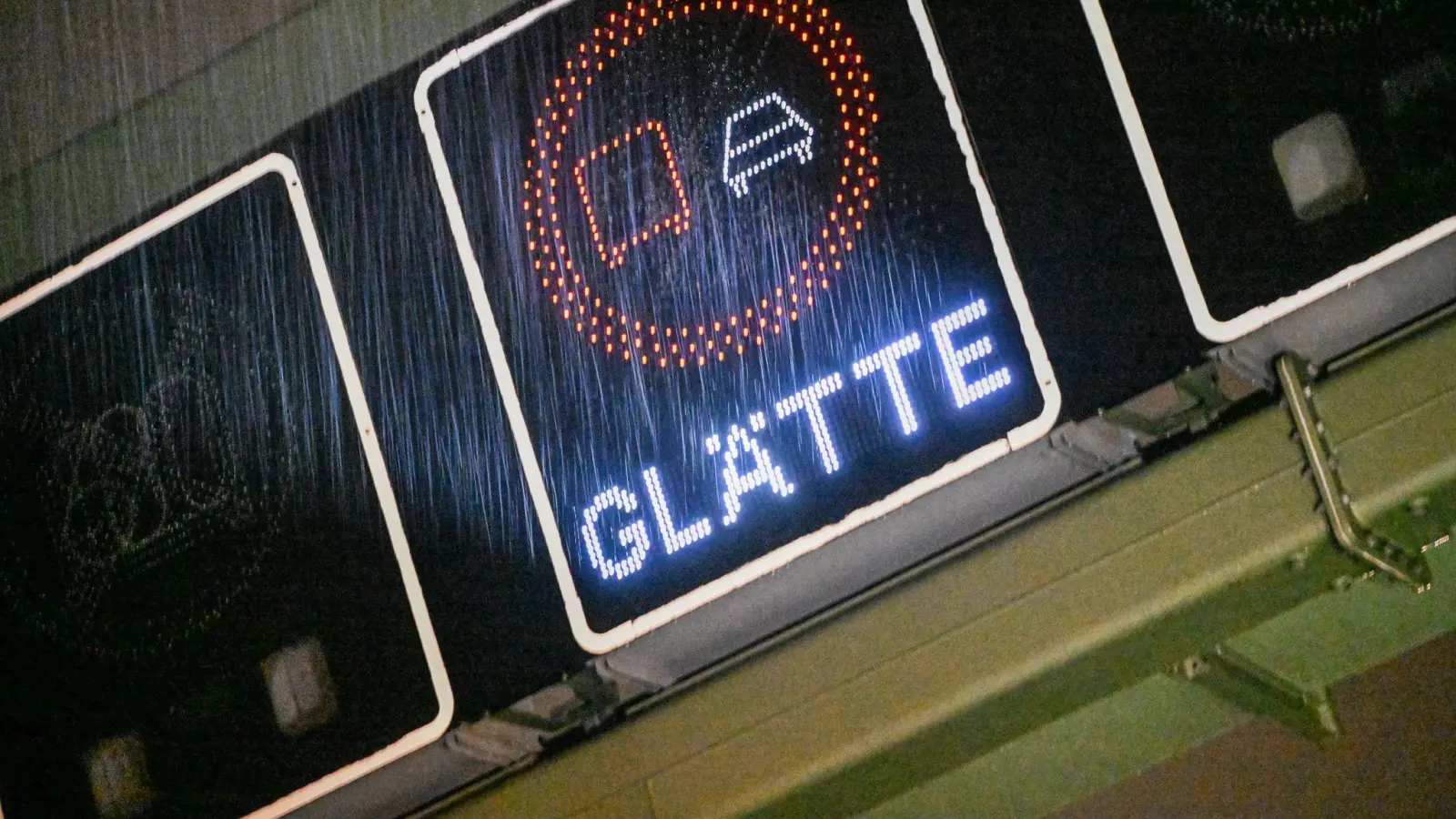 Zwei Verkehrsunfälle werden am Sonntagabend in Weiden durch Glätte verursacht. Die Polizei meldet Sachschaden. (Archivbild: Jason Tschepljakow/dpa)