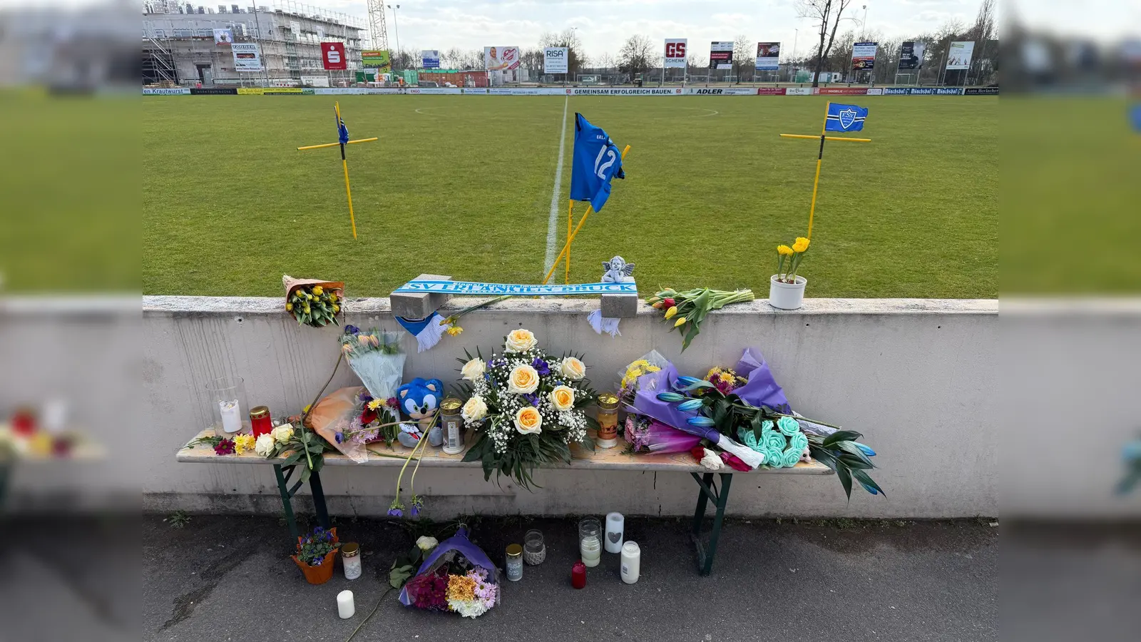 In Erlangen ist ein Fußballtor auf einen Jungen gestürzt. (Bild: Sven Grundmann/News5/dpa)