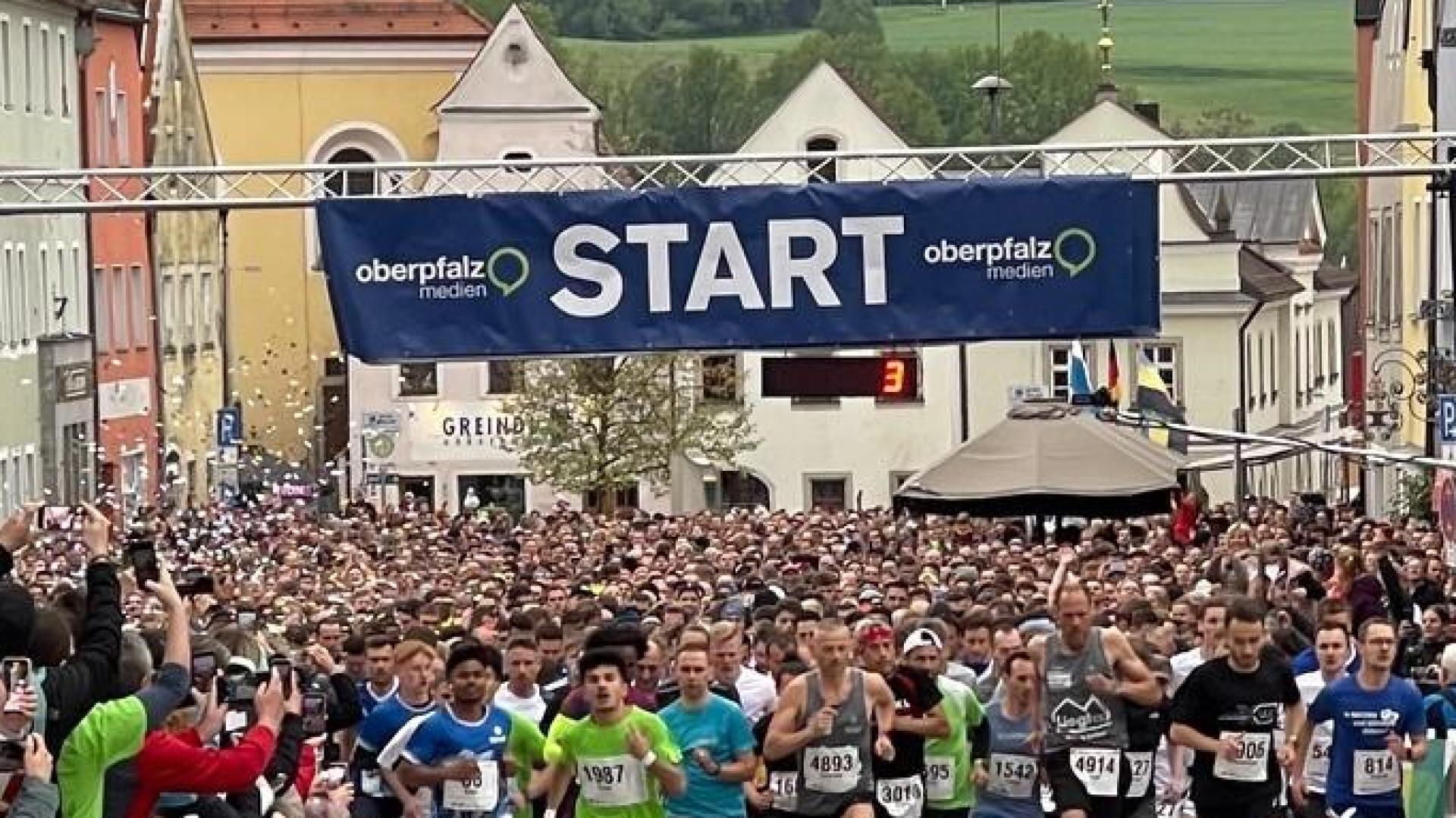 Startschuss beim Nofi-Lauf in Weiden: Auch in diesem Jahr gehen wieder tausende Läufer auf die Strecke.  (Archivbild: Alexander Unger)