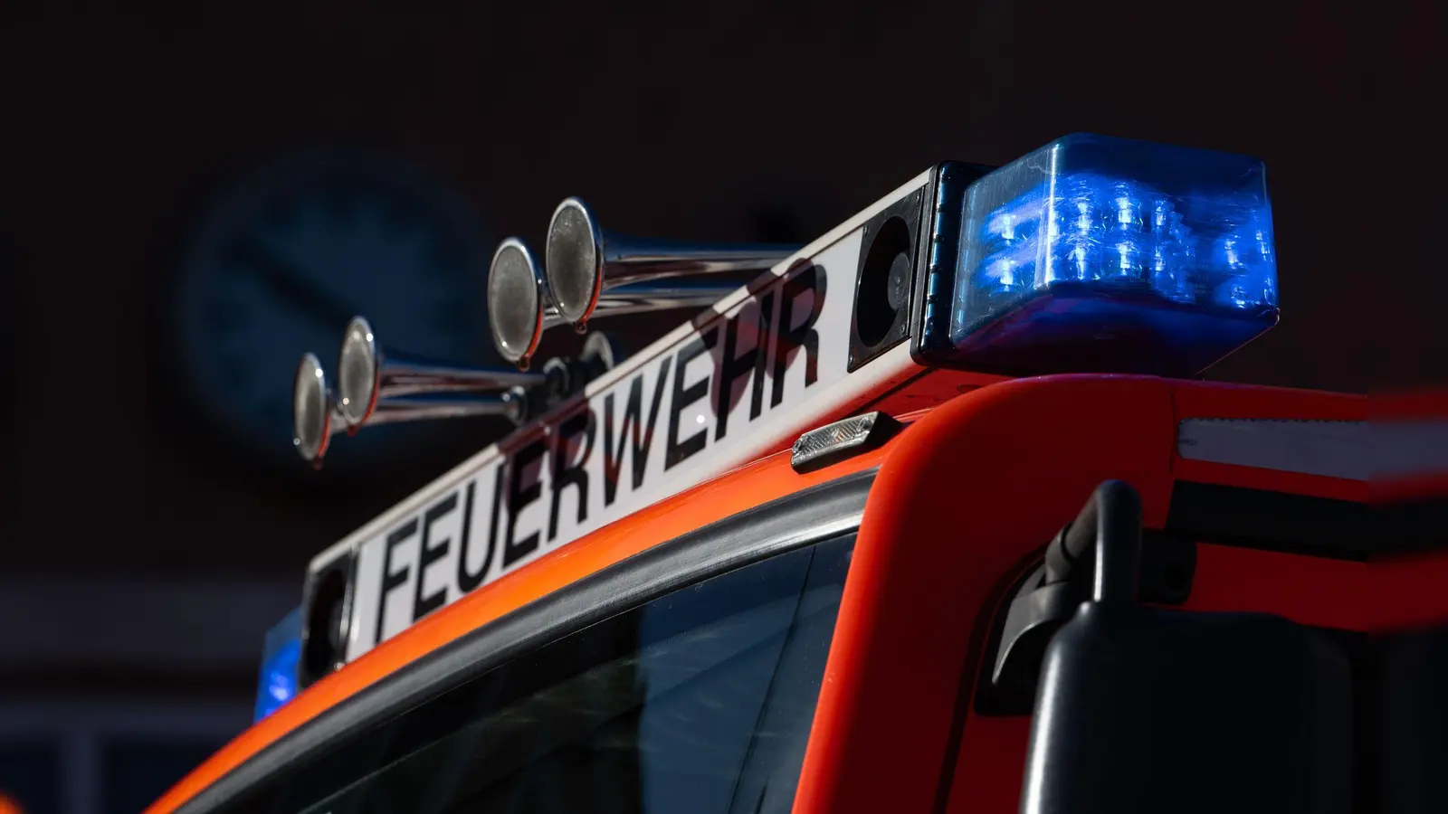 Der Waldbrand im Manteler Forst zwischen der B470 und Parkstein konnte gelöscht werden. (Symbolbild: Marijan Murat/dpa)
