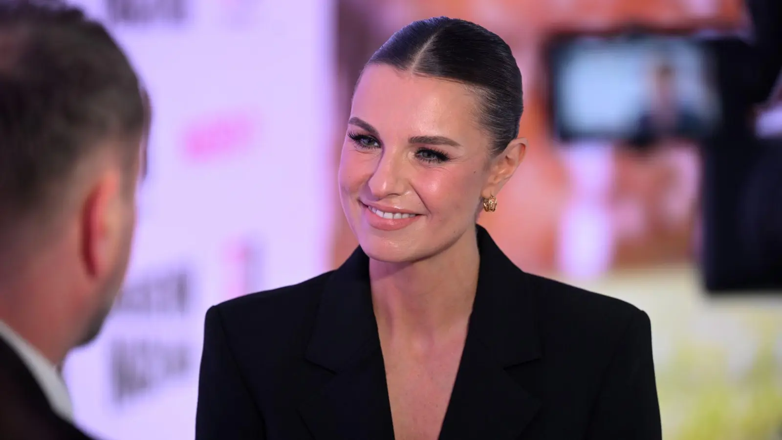 Laura Wontorra war moderierte WM-Spiele für MagentaTV. (Archivbild) (Bild: Felix Hörhager/dpa)