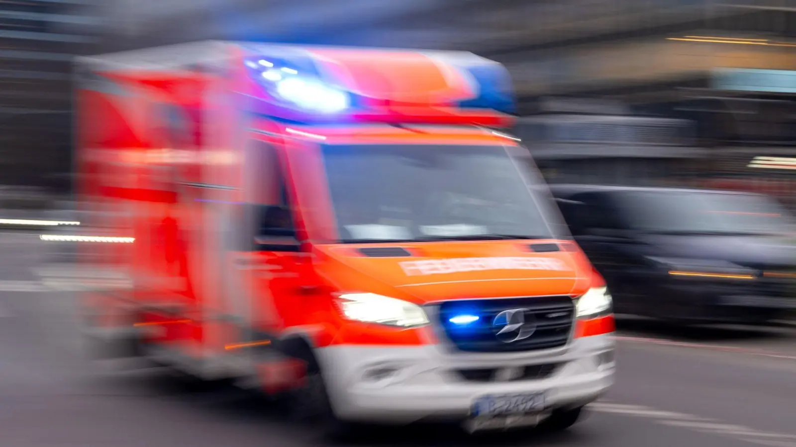 Sanitäter bringen einen schwer verletzten Säugling ins Krankenhaus.  (Bild: Monika Skolimowska/dpa)