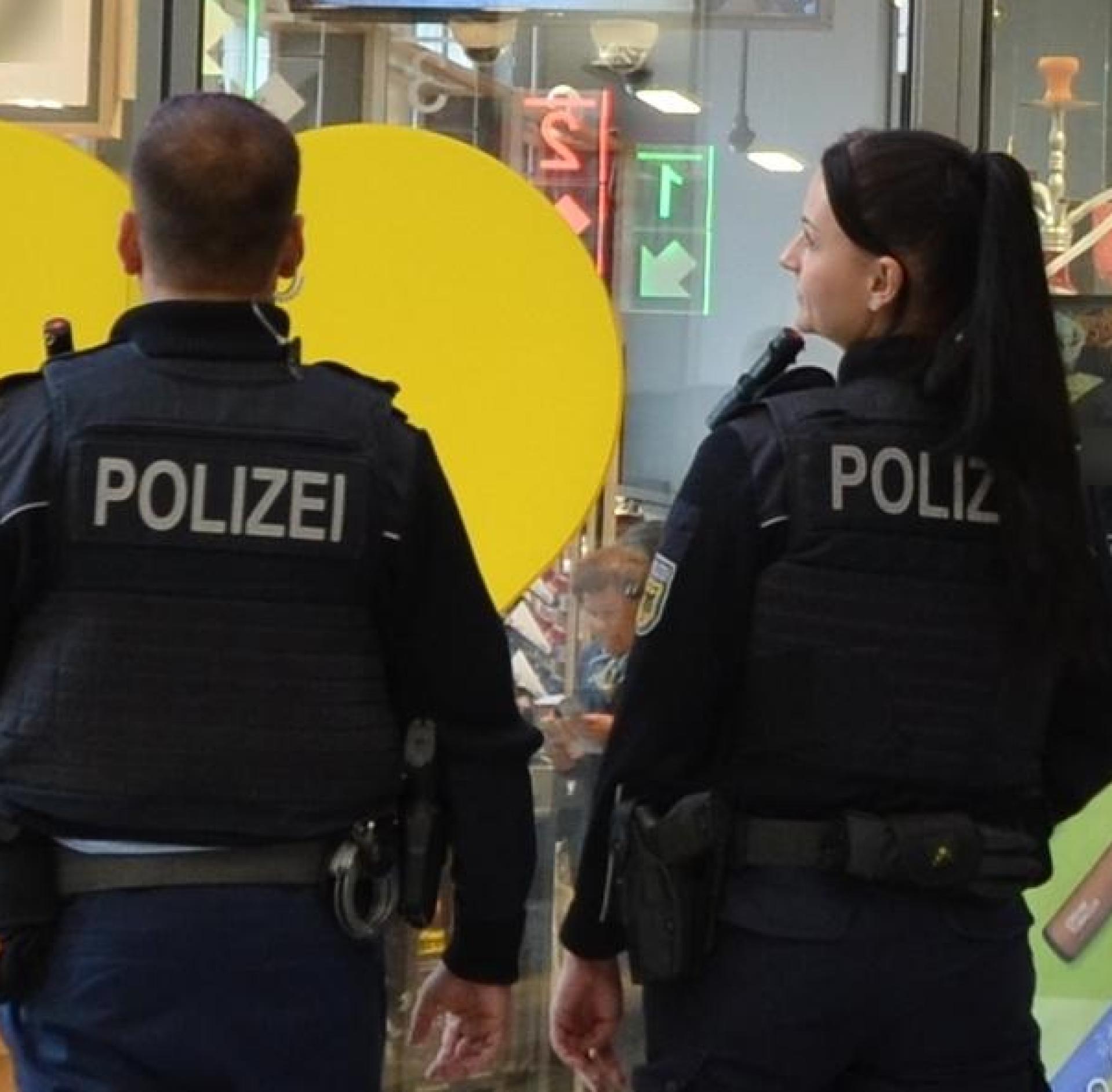 Ein Ladendieb schlug im Regensburger Hauptbahnhof eine Mitarbeiterin, um zu fliehen.  (Symbolbild: Bundespolizei)