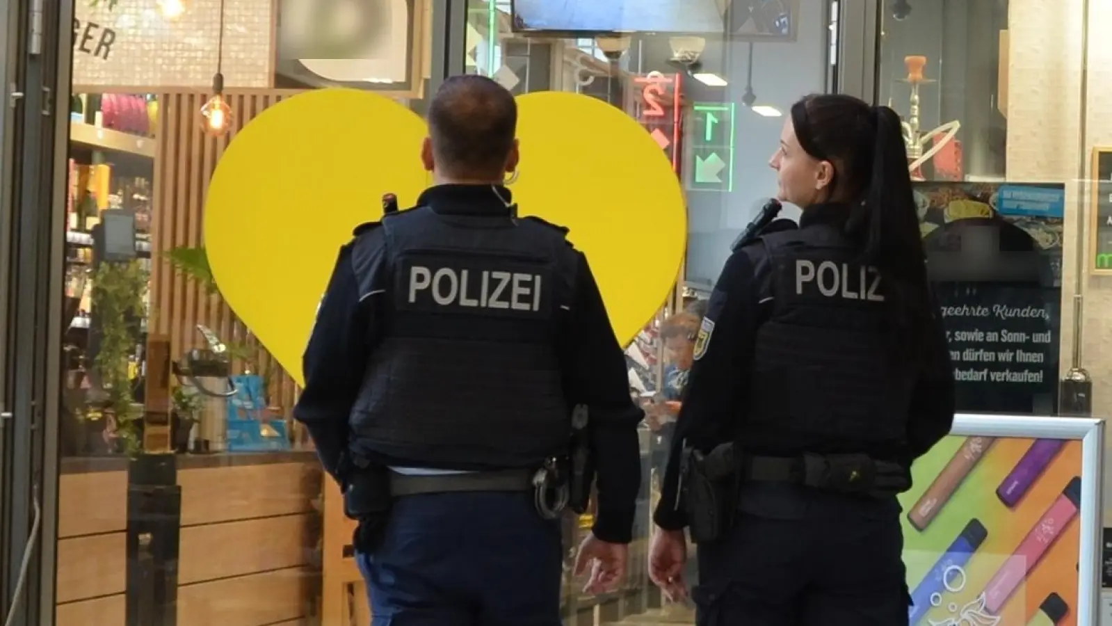 Ein Ladendieb schlug im Regensburger Hauptbahnhof eine Mitarbeiterin, um zu fliehen.  (Symbolbild: Bundespolizei)