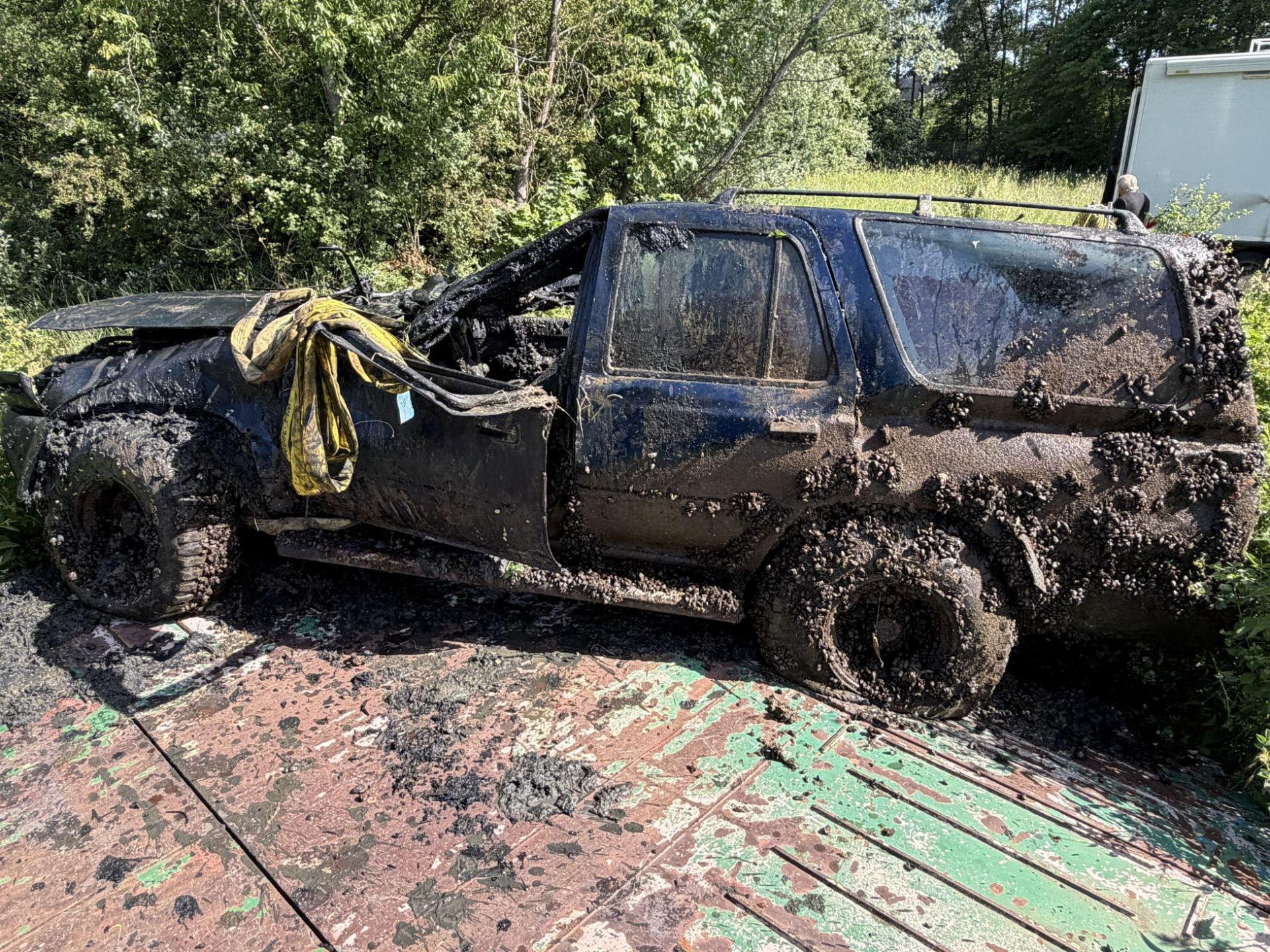 Das Auto war 2006 als gestohlen gemeldet worden und nach gut zwei Jahrzehnten von Helfern des Technischen Hilfswerks bei einer Sonarübung gefunden worden. (Handout: Polizeipräsidium Oberfranken) (Bild: Polizei Oberfranken/dpa)