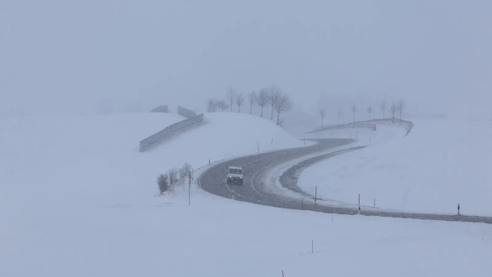 Der Deutsche Wetterdienst warnt vor markanter Glätte in der Oberpfalz. (Symbolbild: Karl-Josef Hildenbrand/dpa)